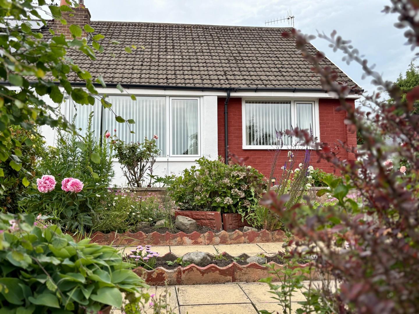 3 bedroom Semi-detached bungalow Under Offer
