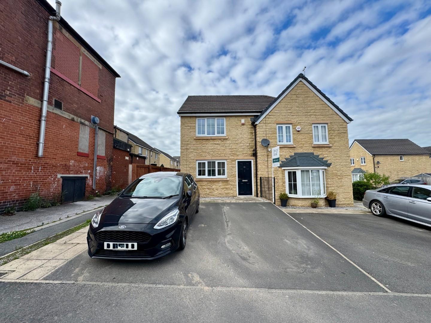 2 bedroom Semi-detached house Under Offer