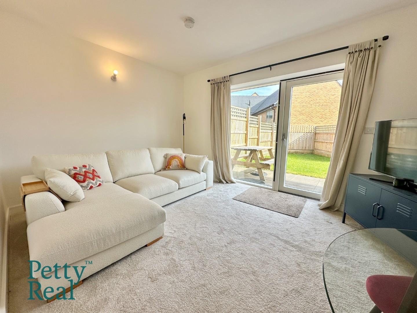 2 bedroom Semi-detached house Under Offer