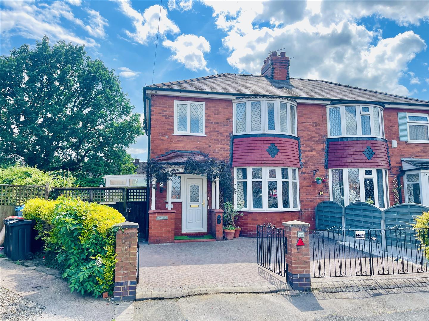 3 bedroom Semi-detached house Under Offer