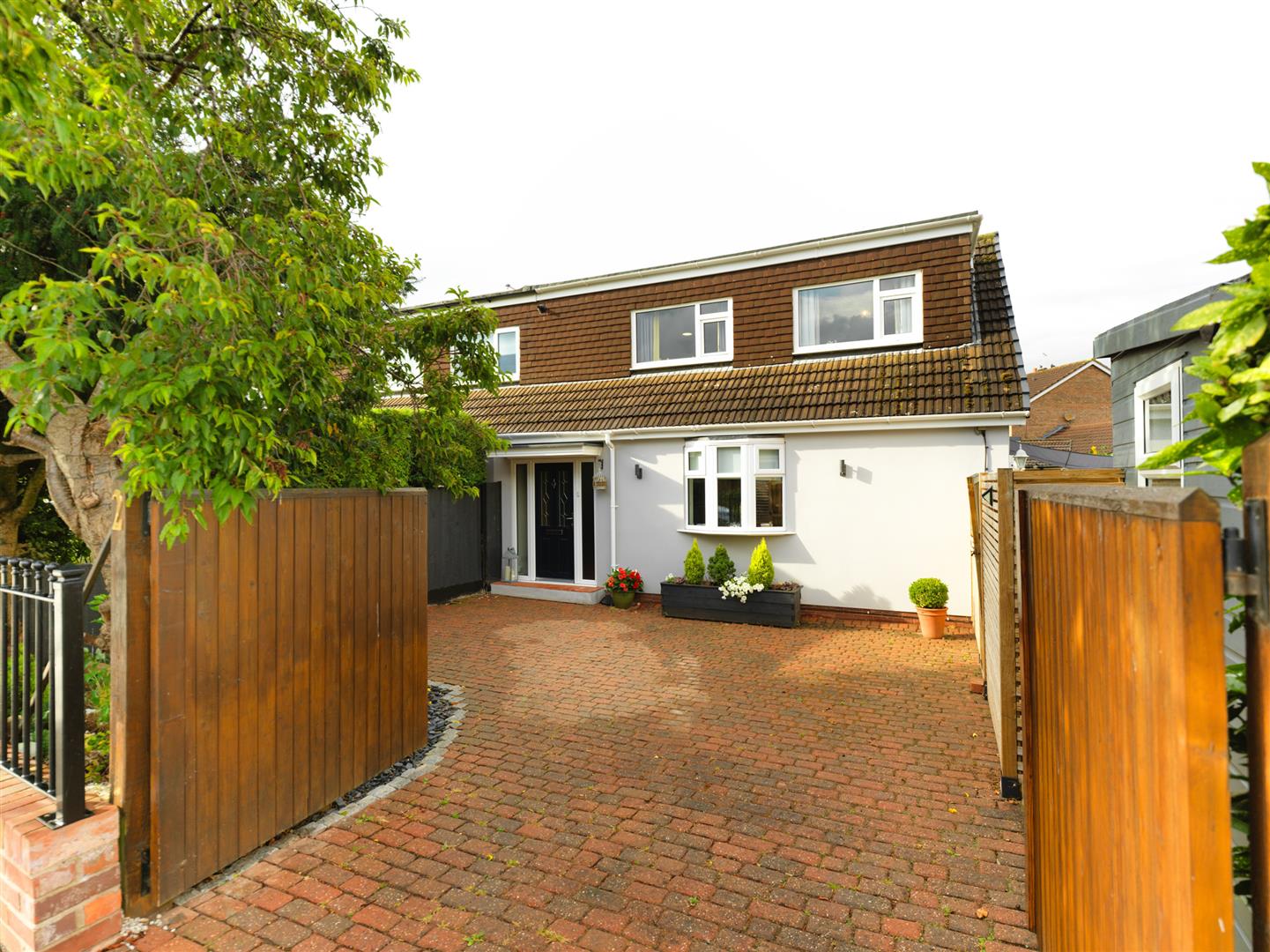 2 bedroom Semi-detached house Sold