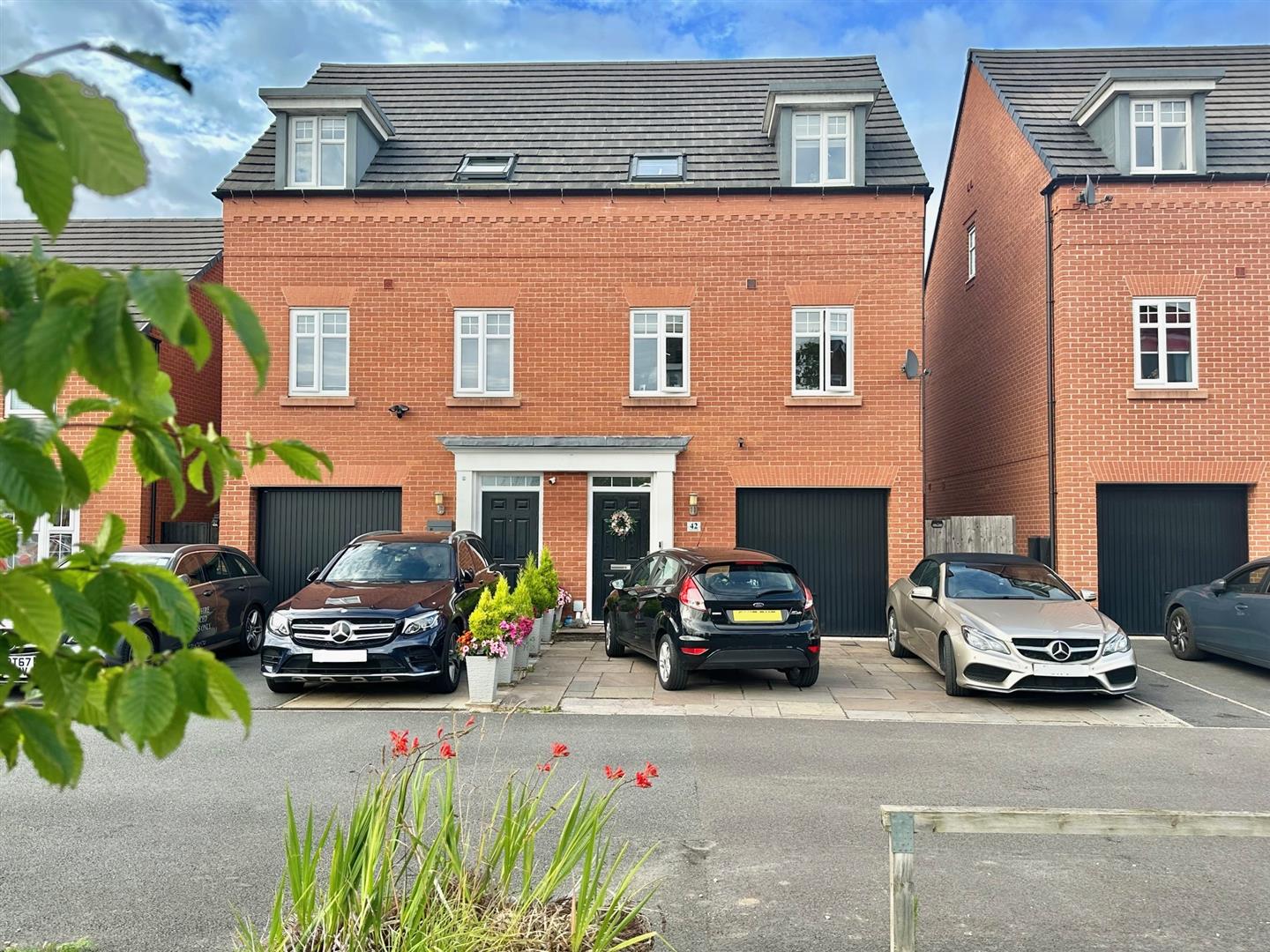 3 bedroom Semi-detached house Sold