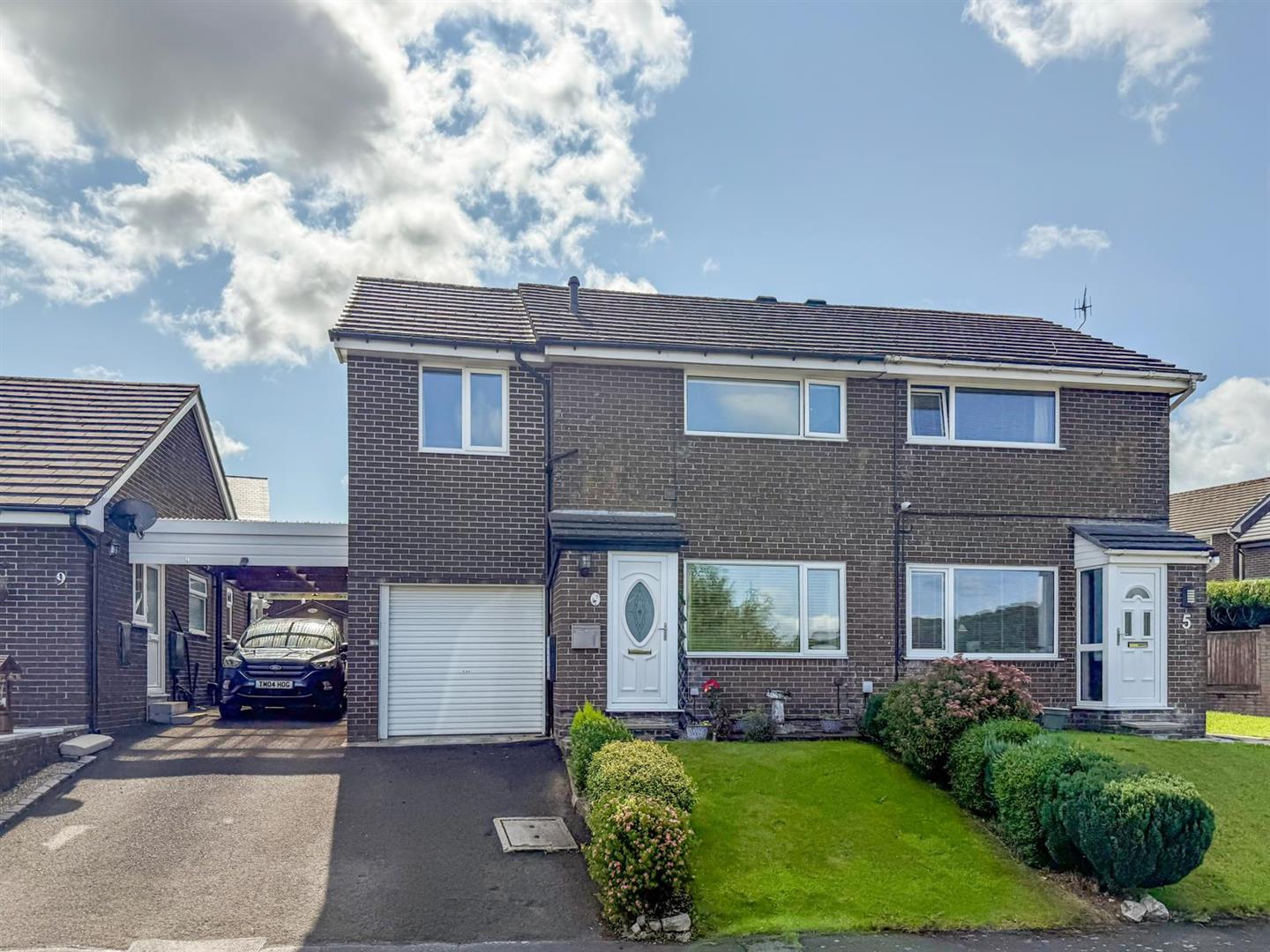 4 bedroom Semi-detached house Under Offer