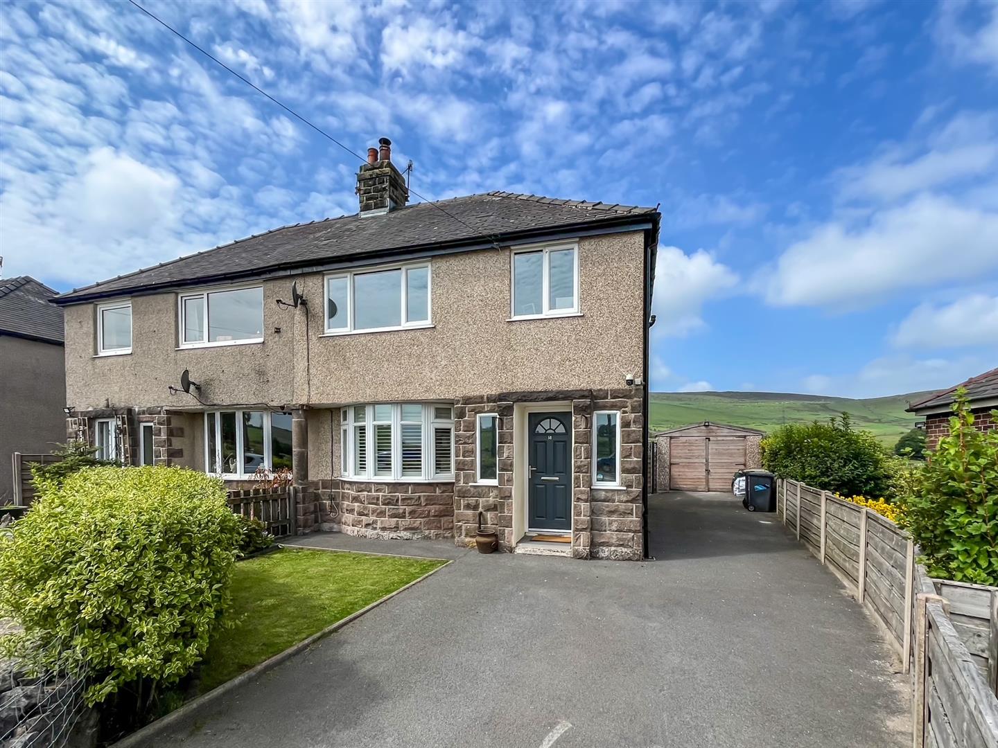 3 bedroom Semi-detached house Under Offer