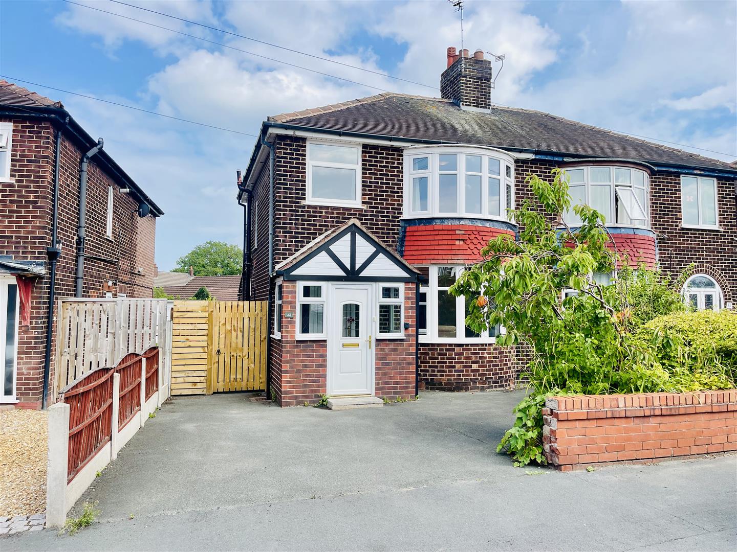 3 bedroom Semi-detached house Sold