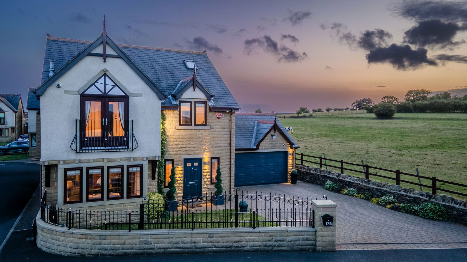 5 bedroom Detached house Under Offer