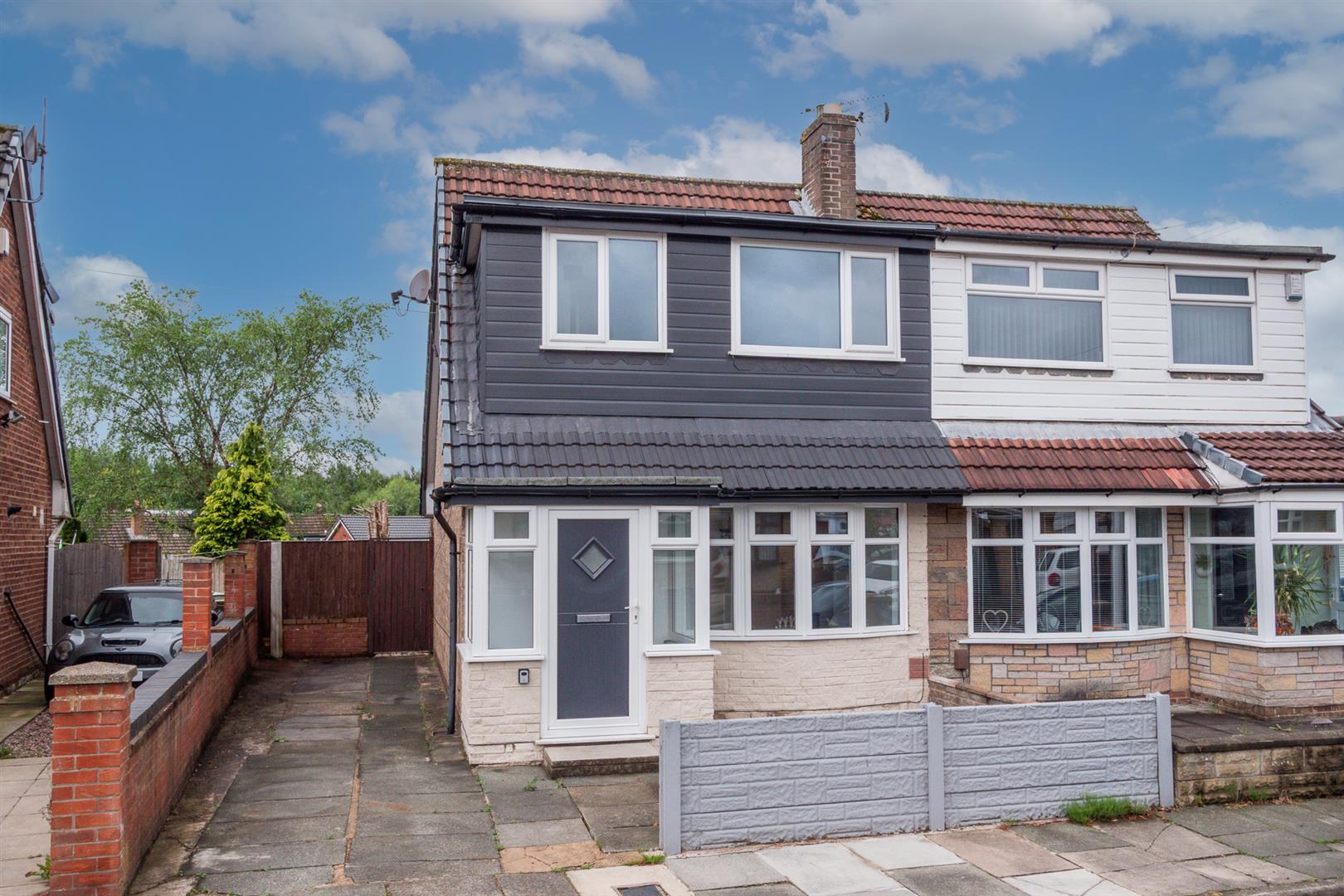 3 bedroom Semi-detached house Under Offer