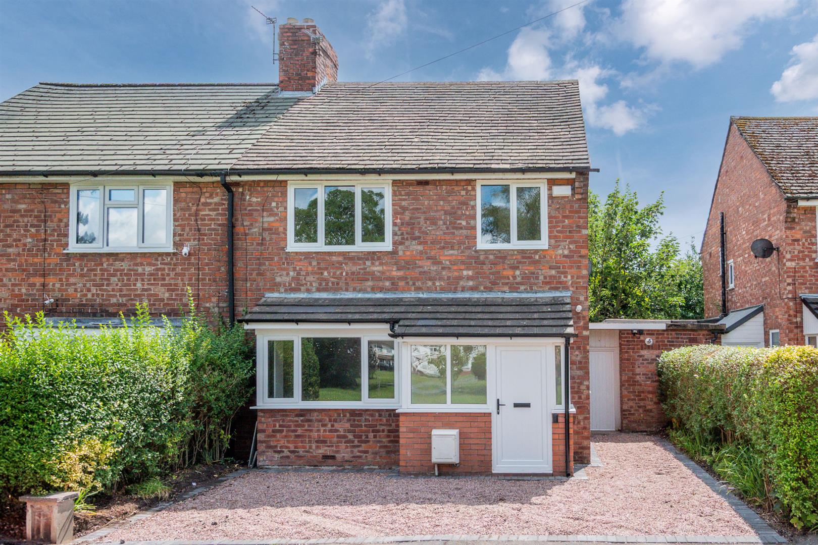 3 bedroom Semi-detached house Under Offer