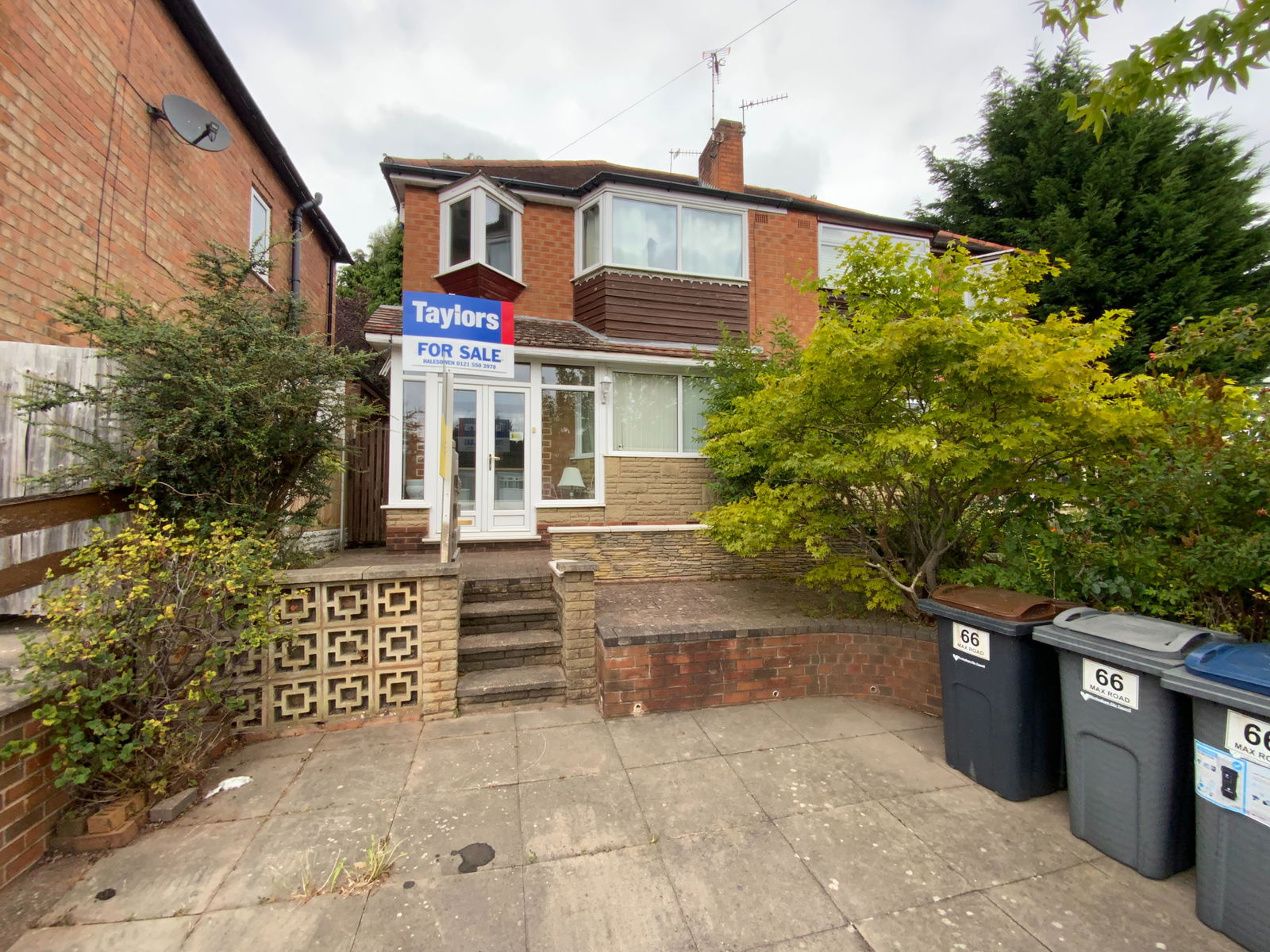 3 bedroom Semi-detached house Under Offer