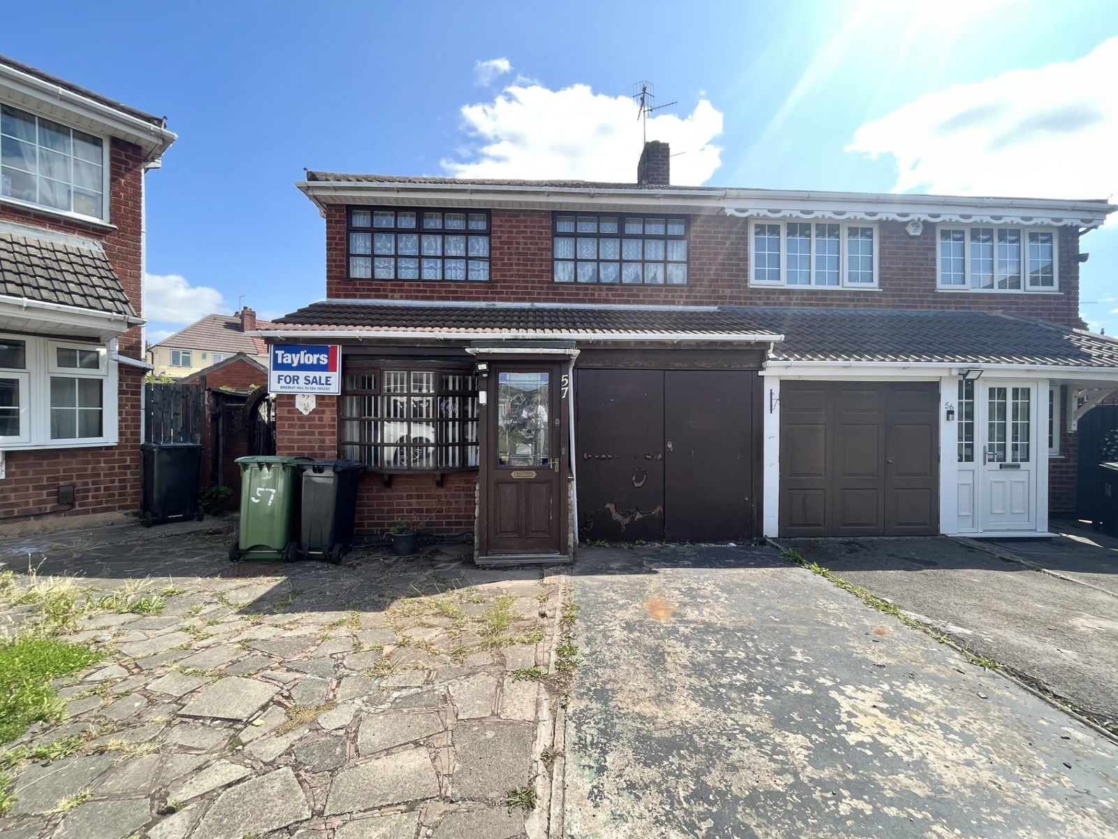 3 bedroom Semi-detached house Under Offer