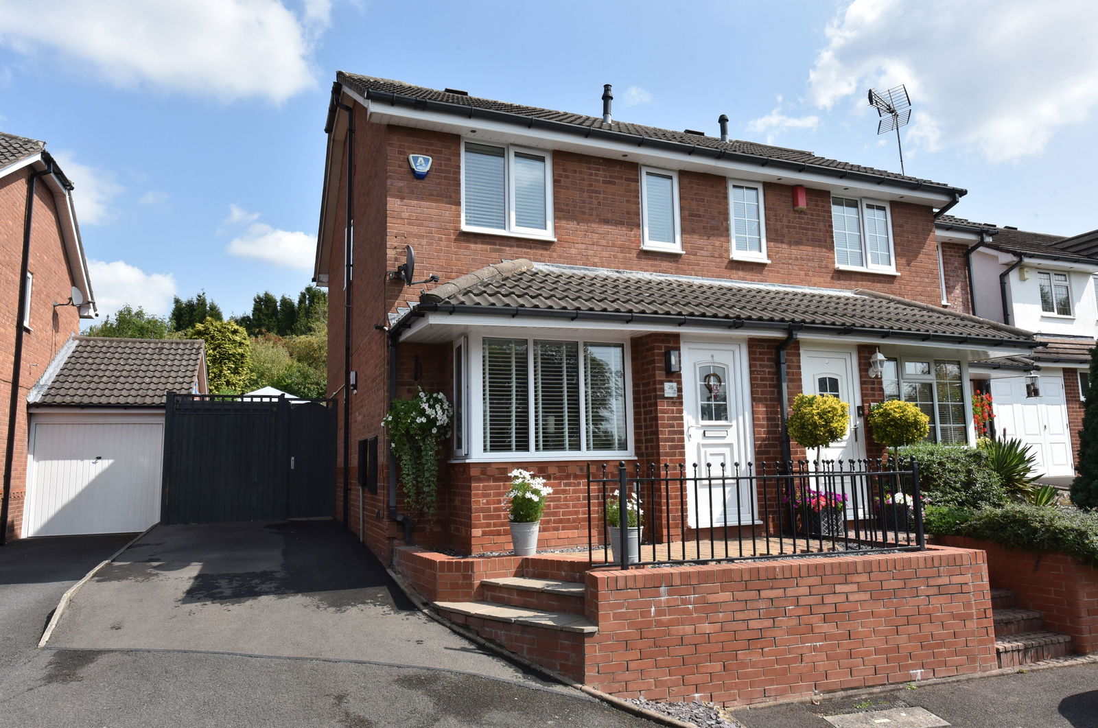 2 bedroom Semi-detached house Under Offer