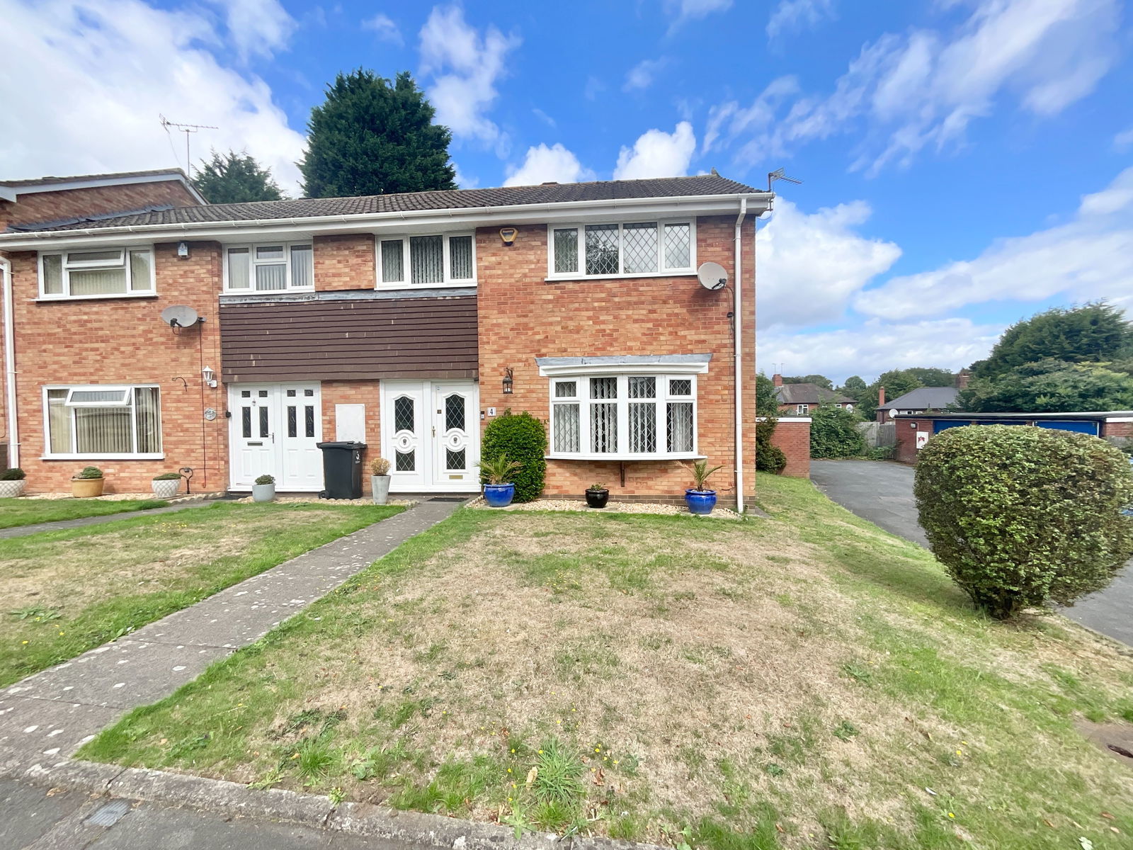 3 bedroom Semi-detached house Under Offer