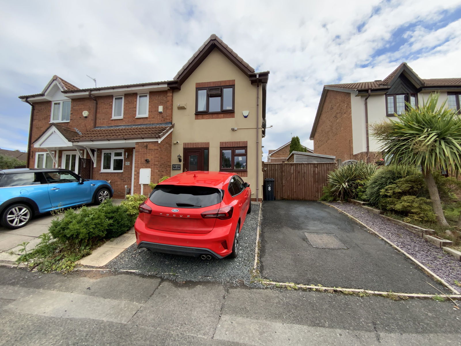 2 bedroom Semi-detached house Under Offer