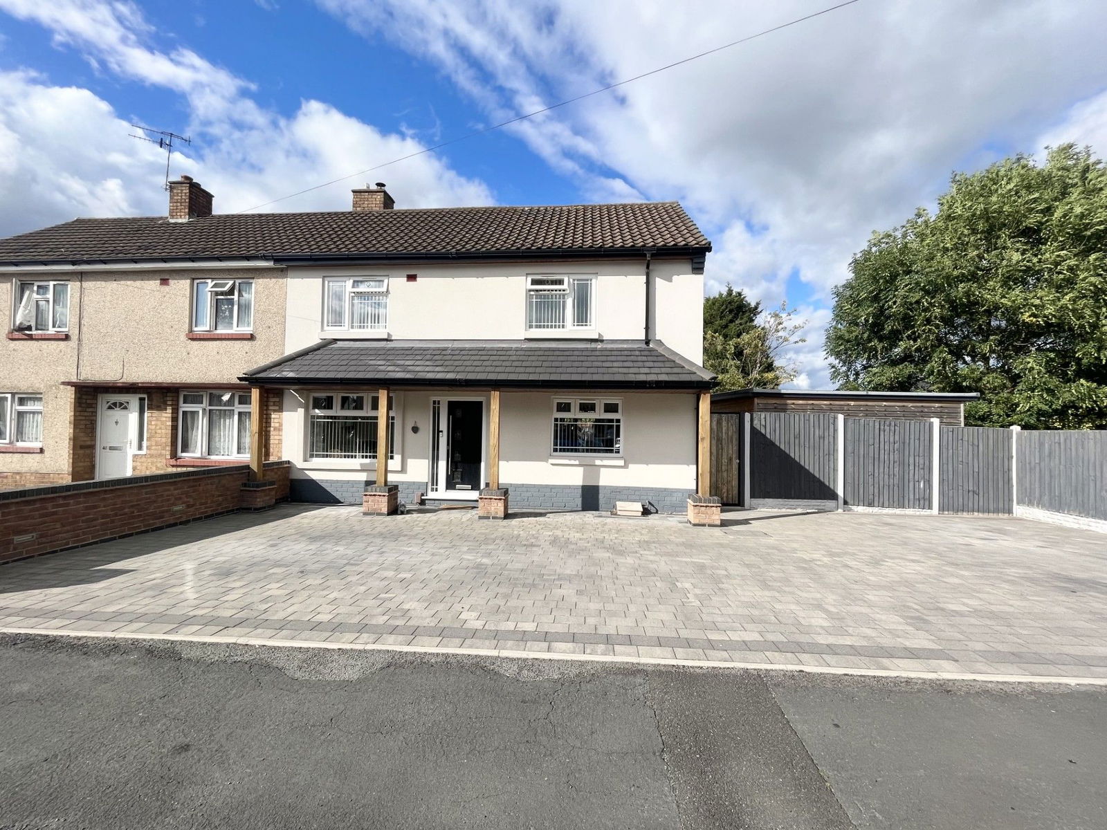 3 bedroom Semi-detached house Under Offer