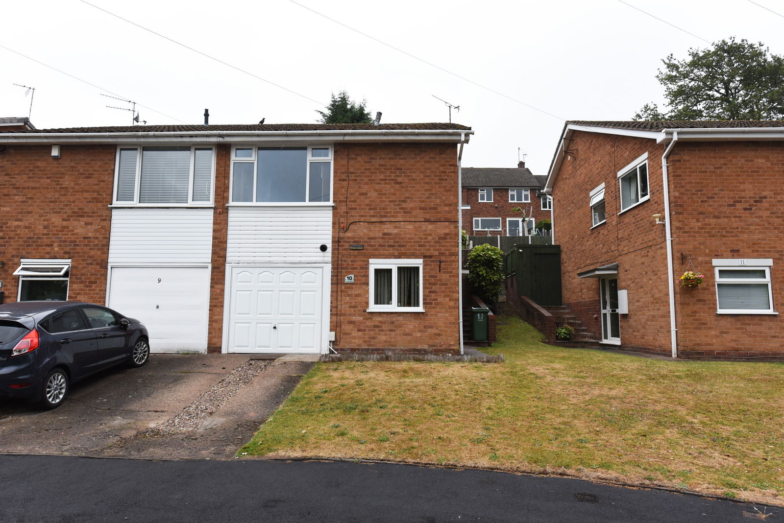 3 bedroom Semi-detached house Under Offer