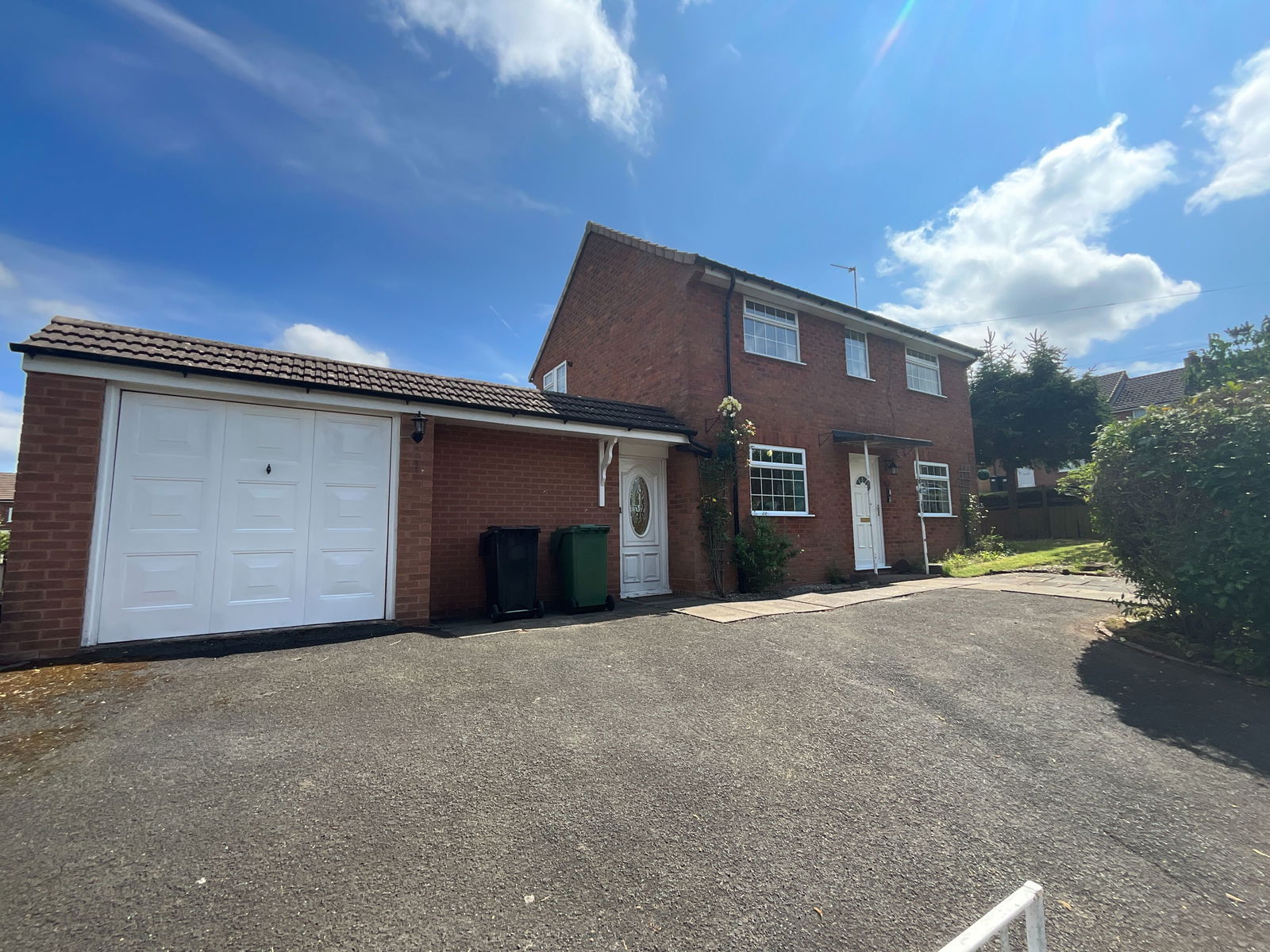 3 bedroom Semi-detached house Under Offer