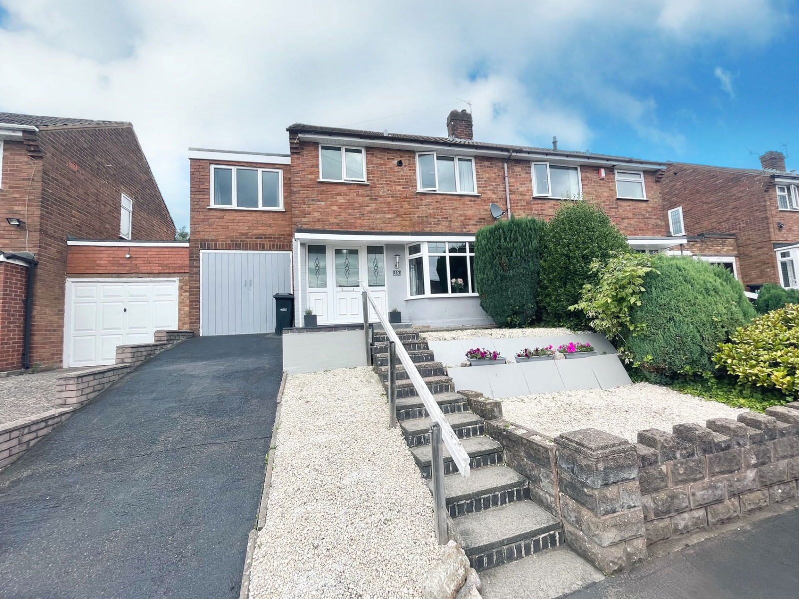 4 bedroom Semi-detached house Under Offer