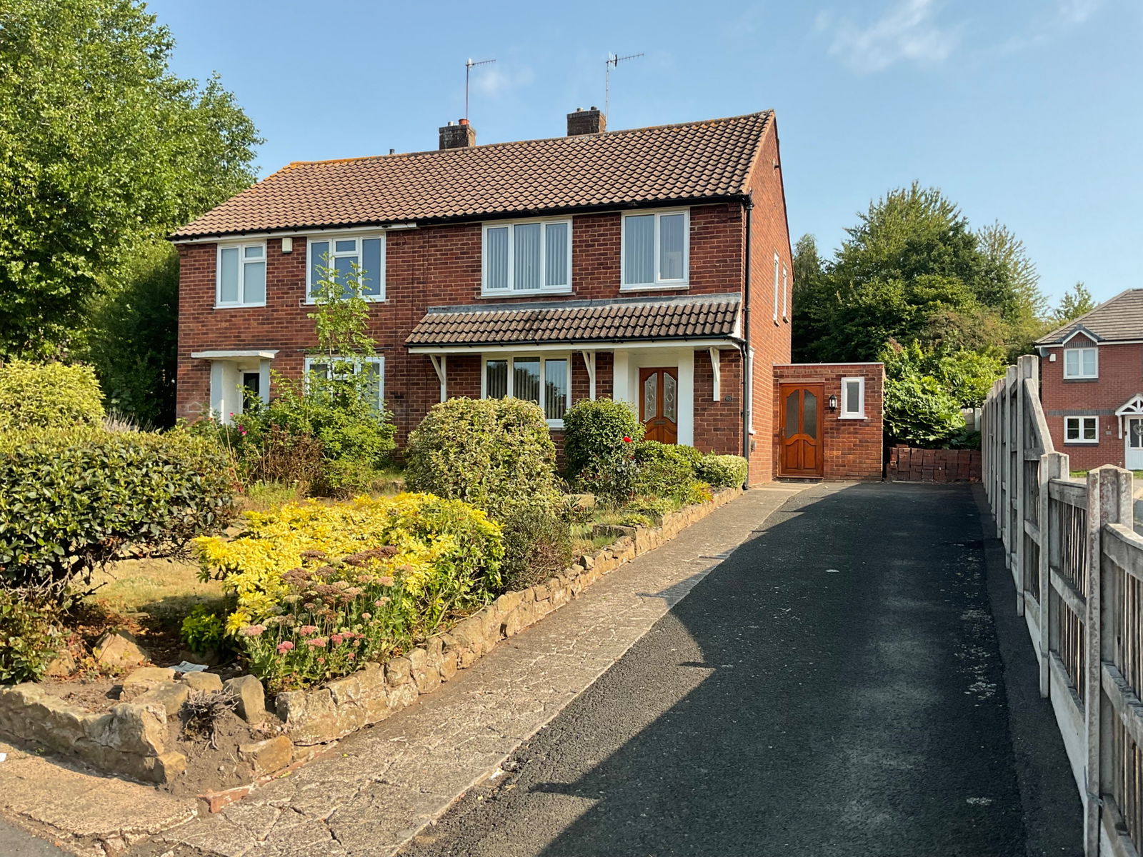 3 bedroom Semi-detached house Under Offer