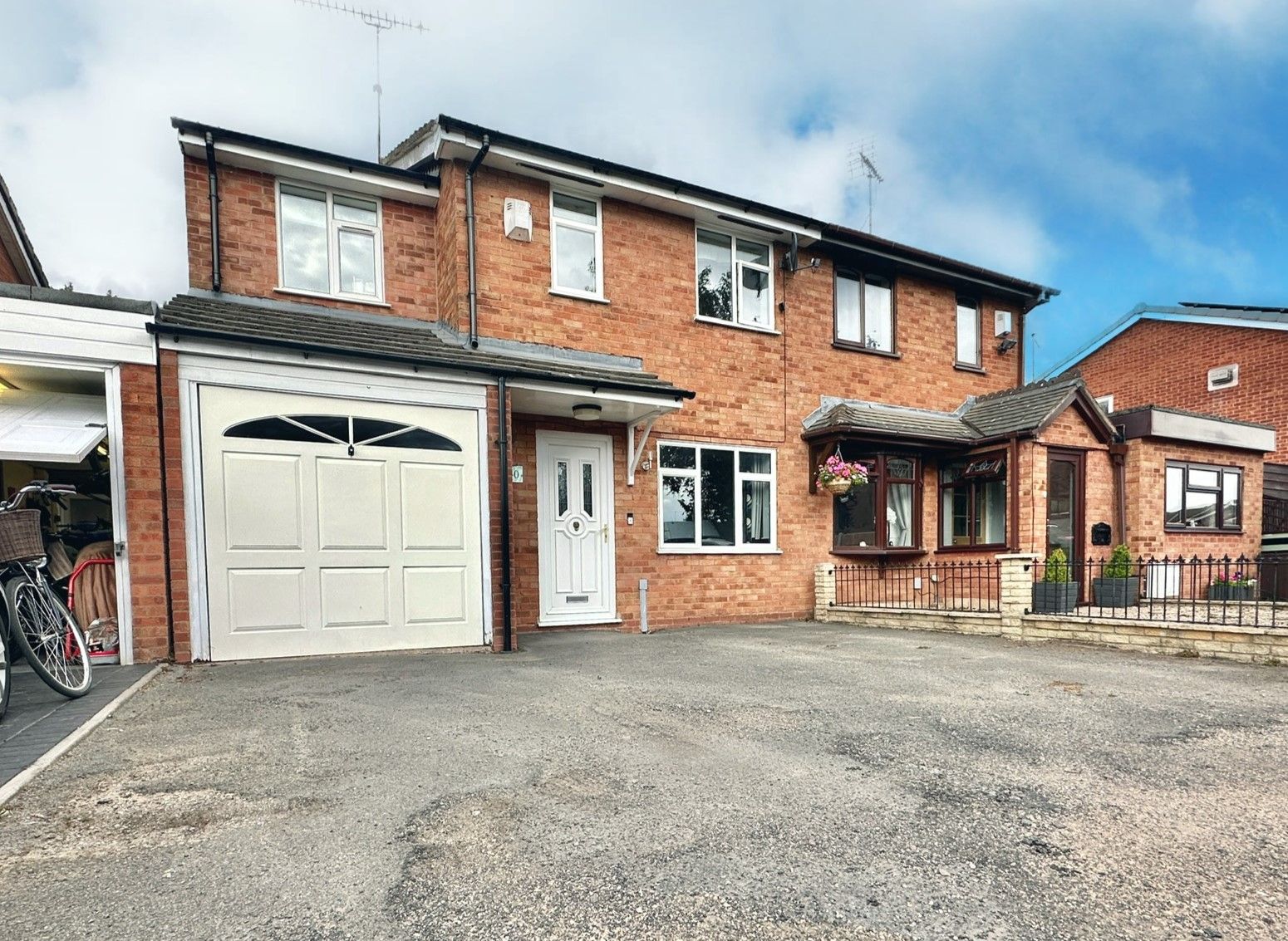 4 bedroom Semi-detached house Under Offer