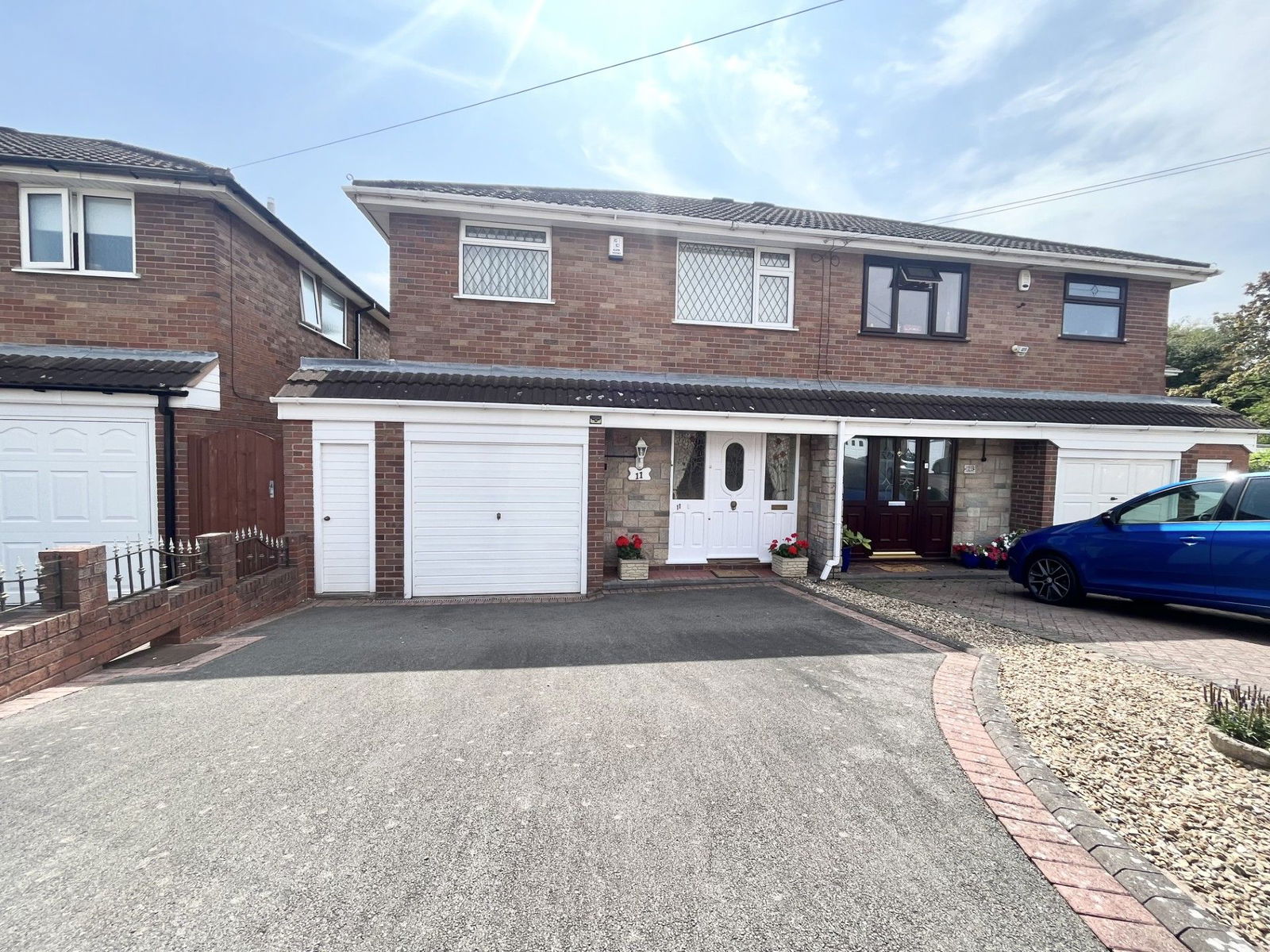 3 bedroom Semi-detached house Under Offer