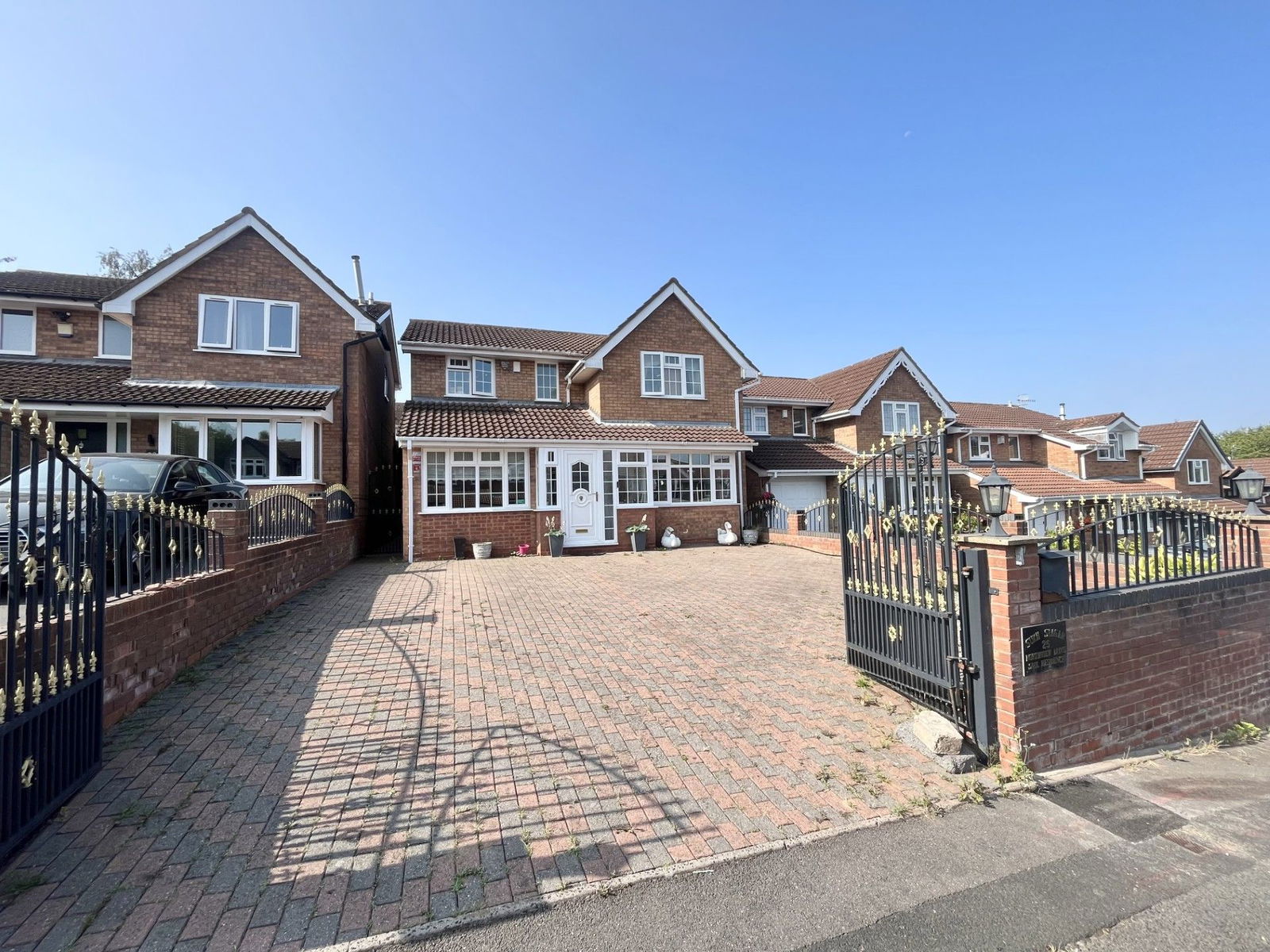 6 bedroom Detached house Under Offer