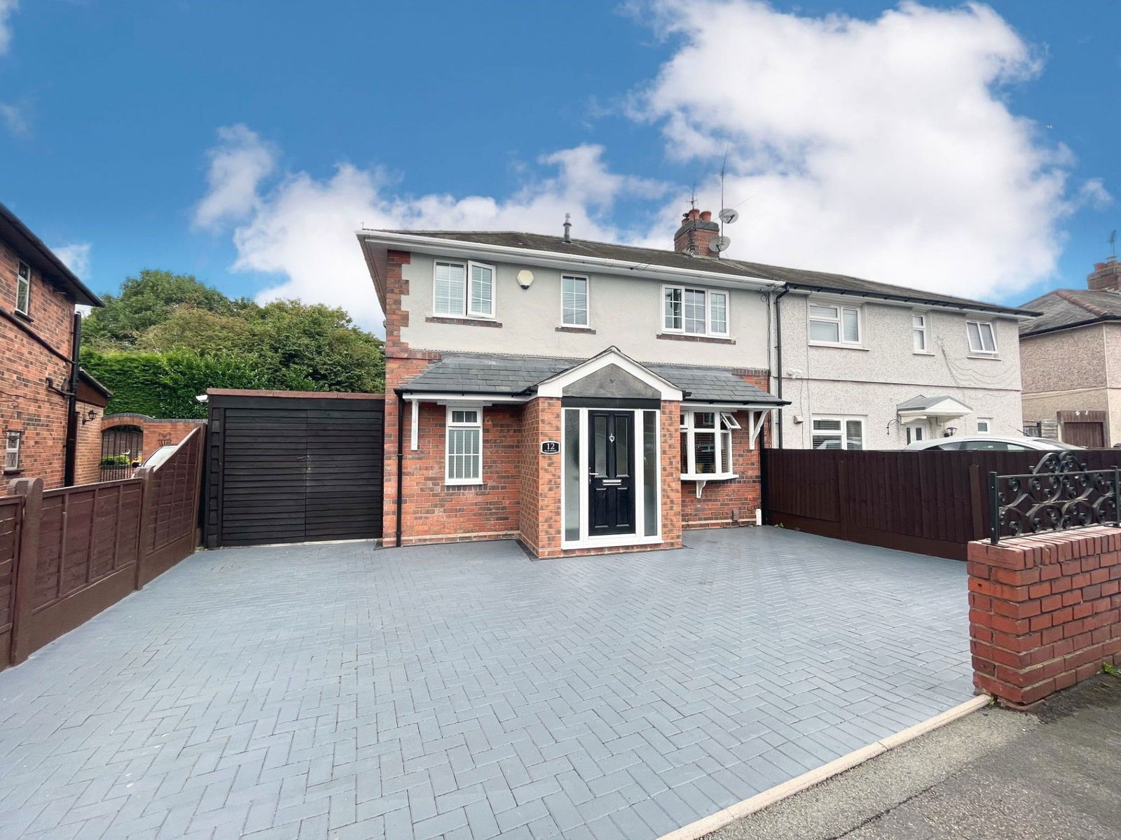 4 bedroom Semi-detached house Under Offer