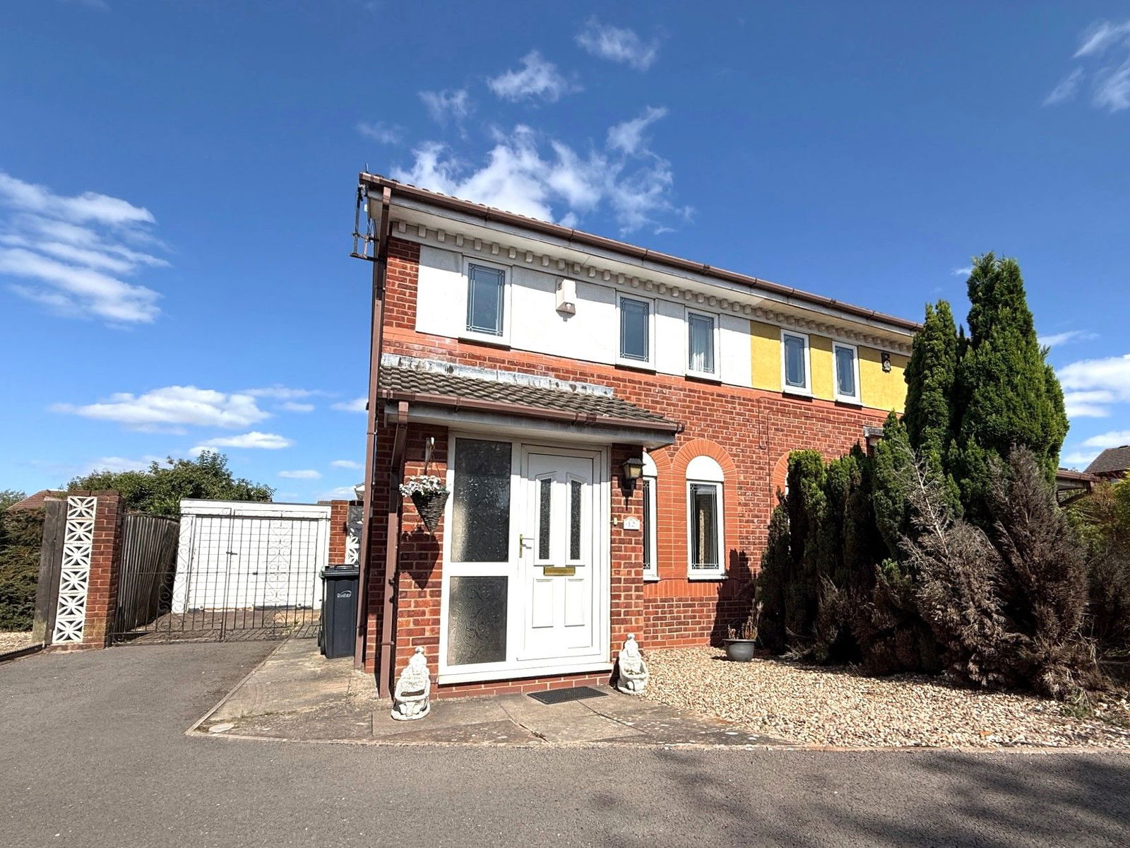 3 bedroom Semi-detached house Under Offer
