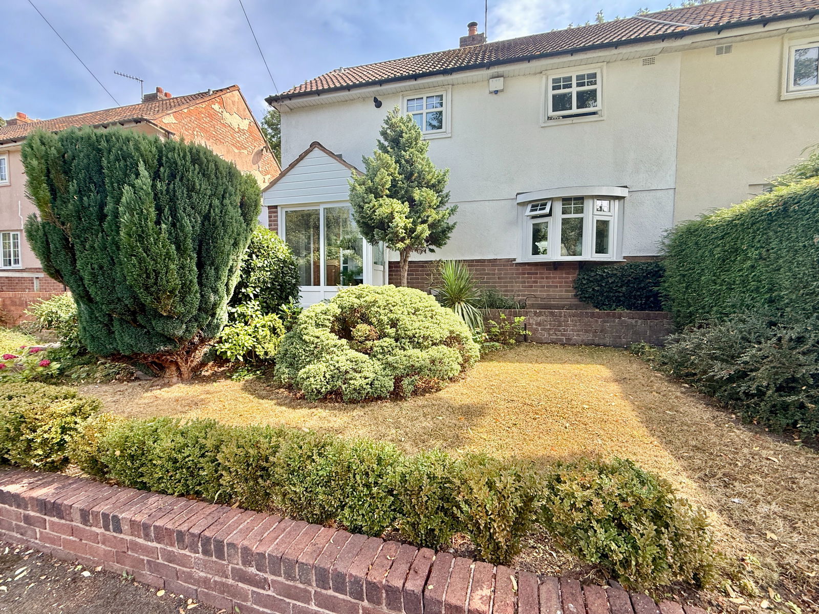 3 bedroom Semi-detached house Under Offer
