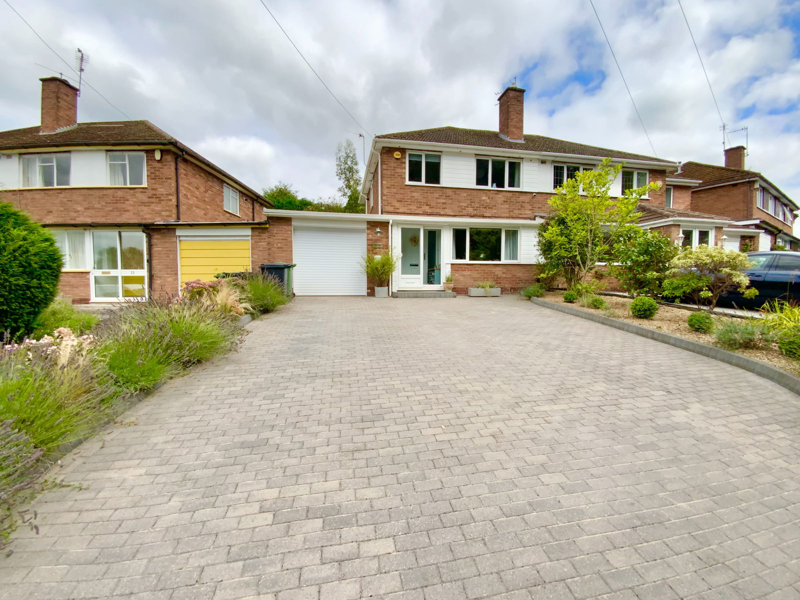 3 bedroom Semi-detached house Under Offer