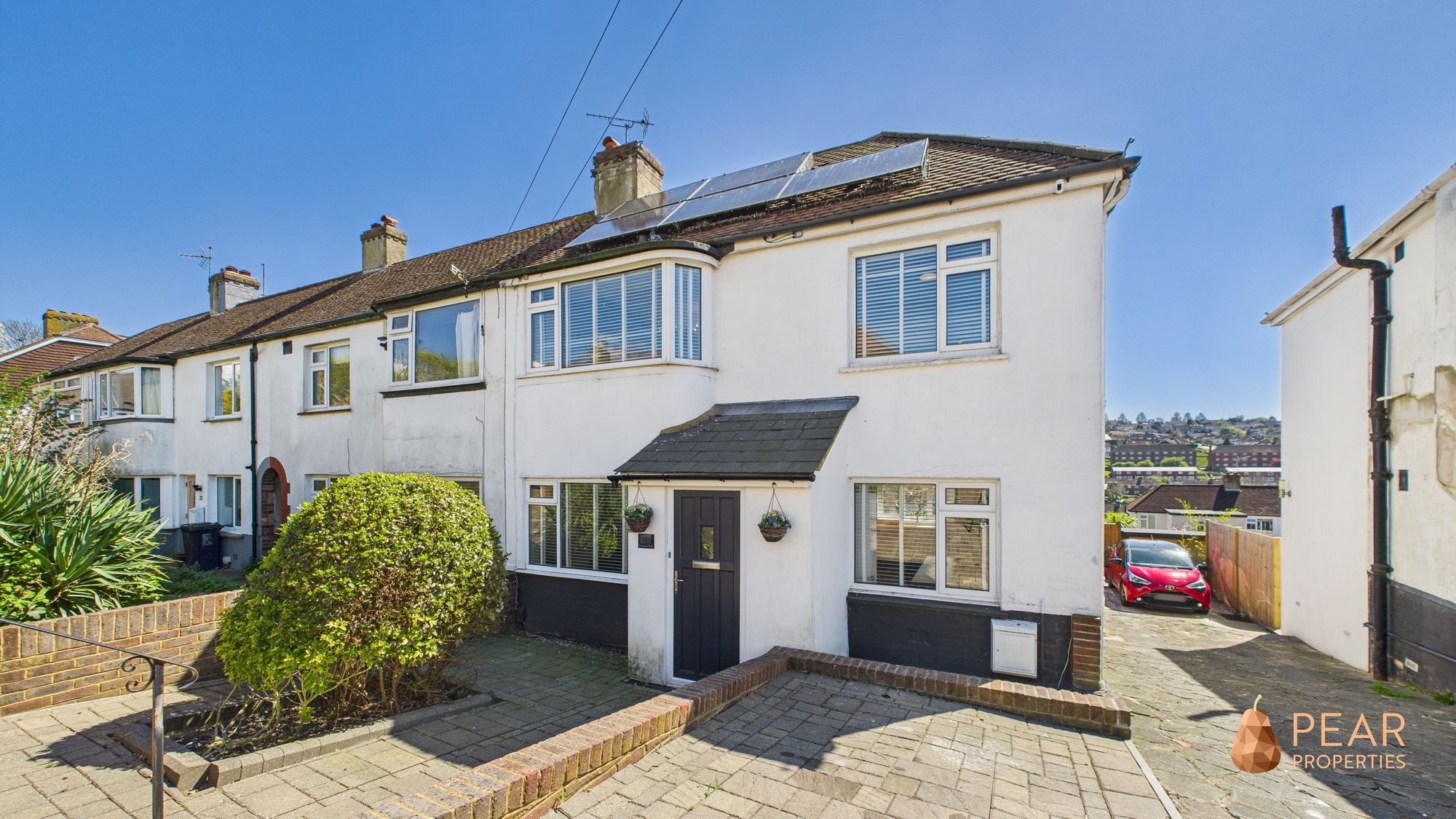 3 bedroom Semi-detached house Under Offer