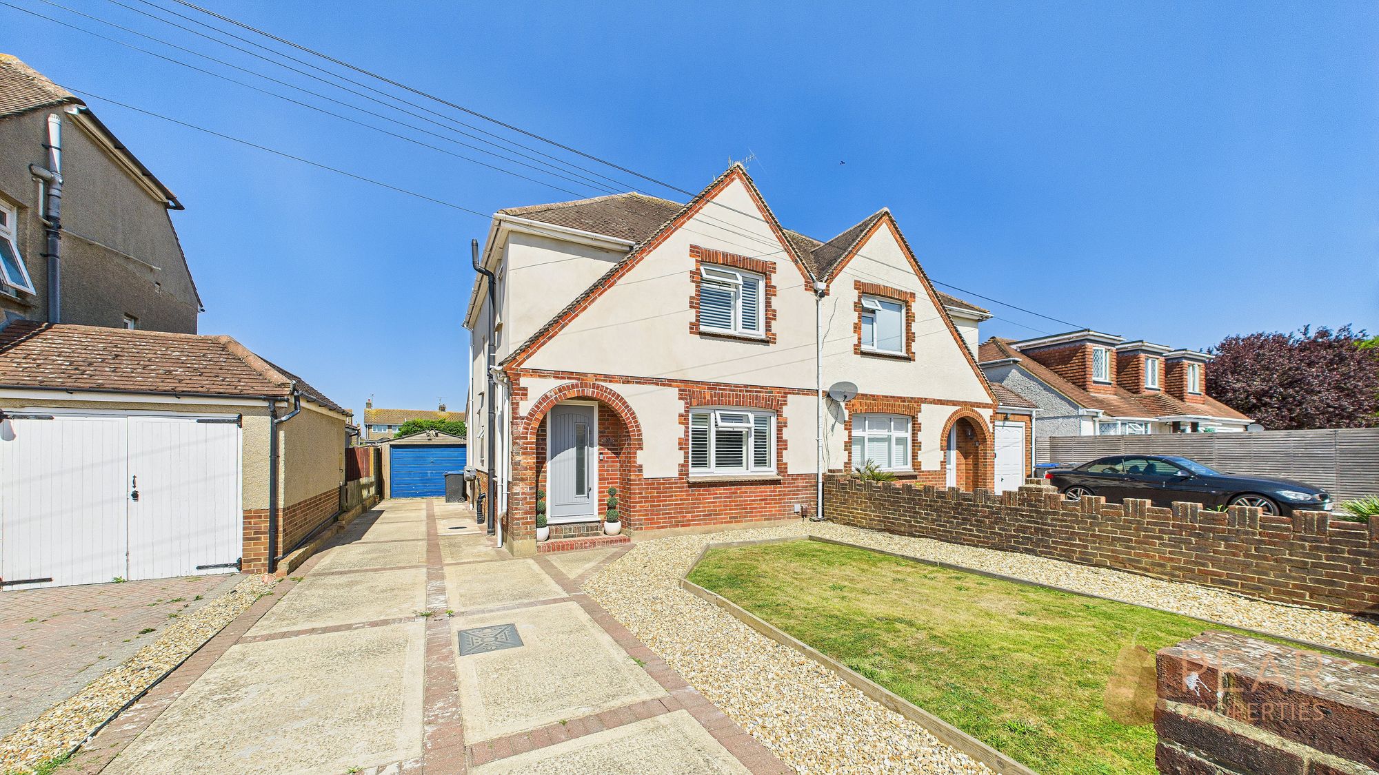 3 bedroom Semi-detached house Under Offer