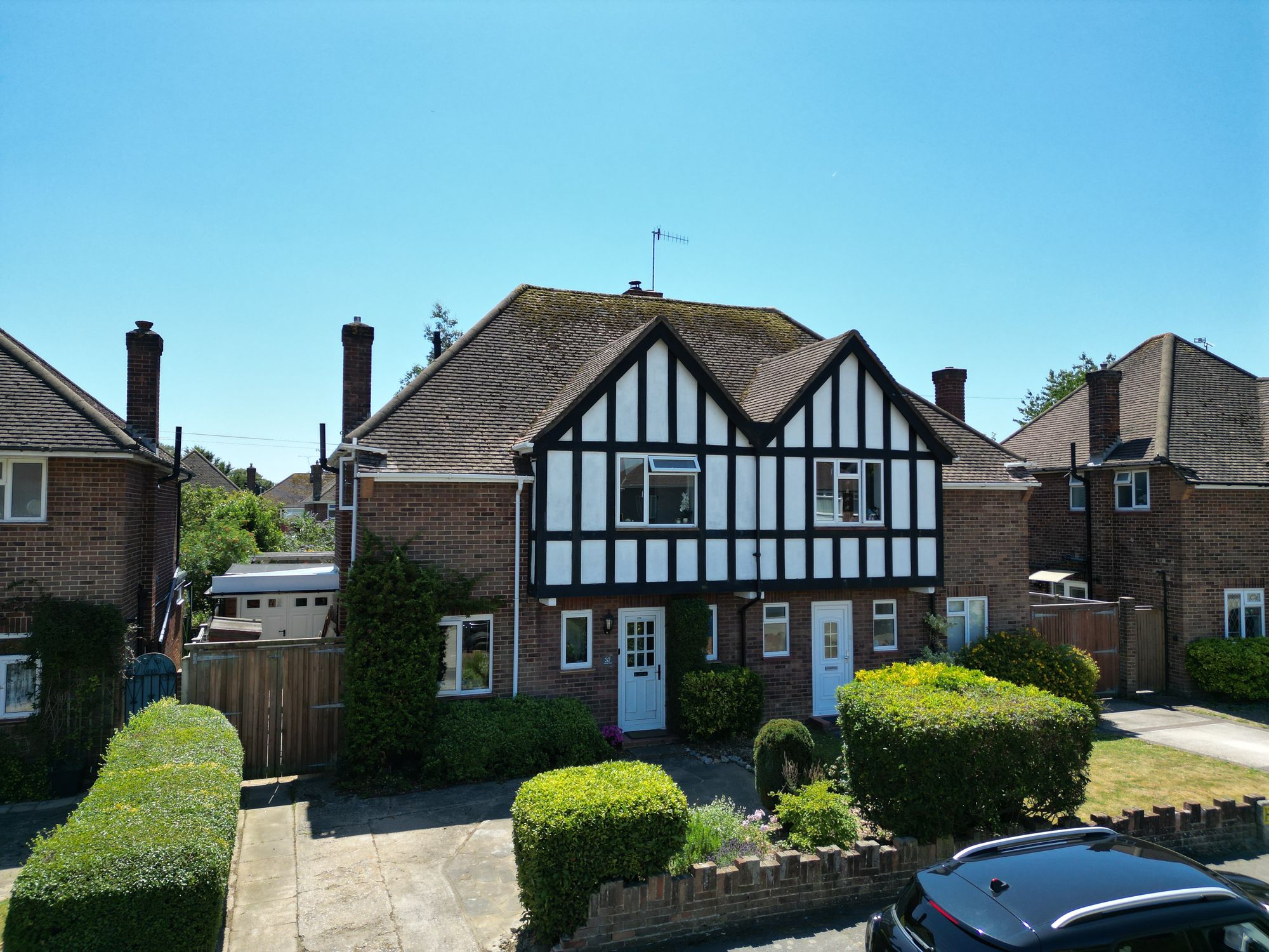 3 bedroom Semi-detached house Under Offer