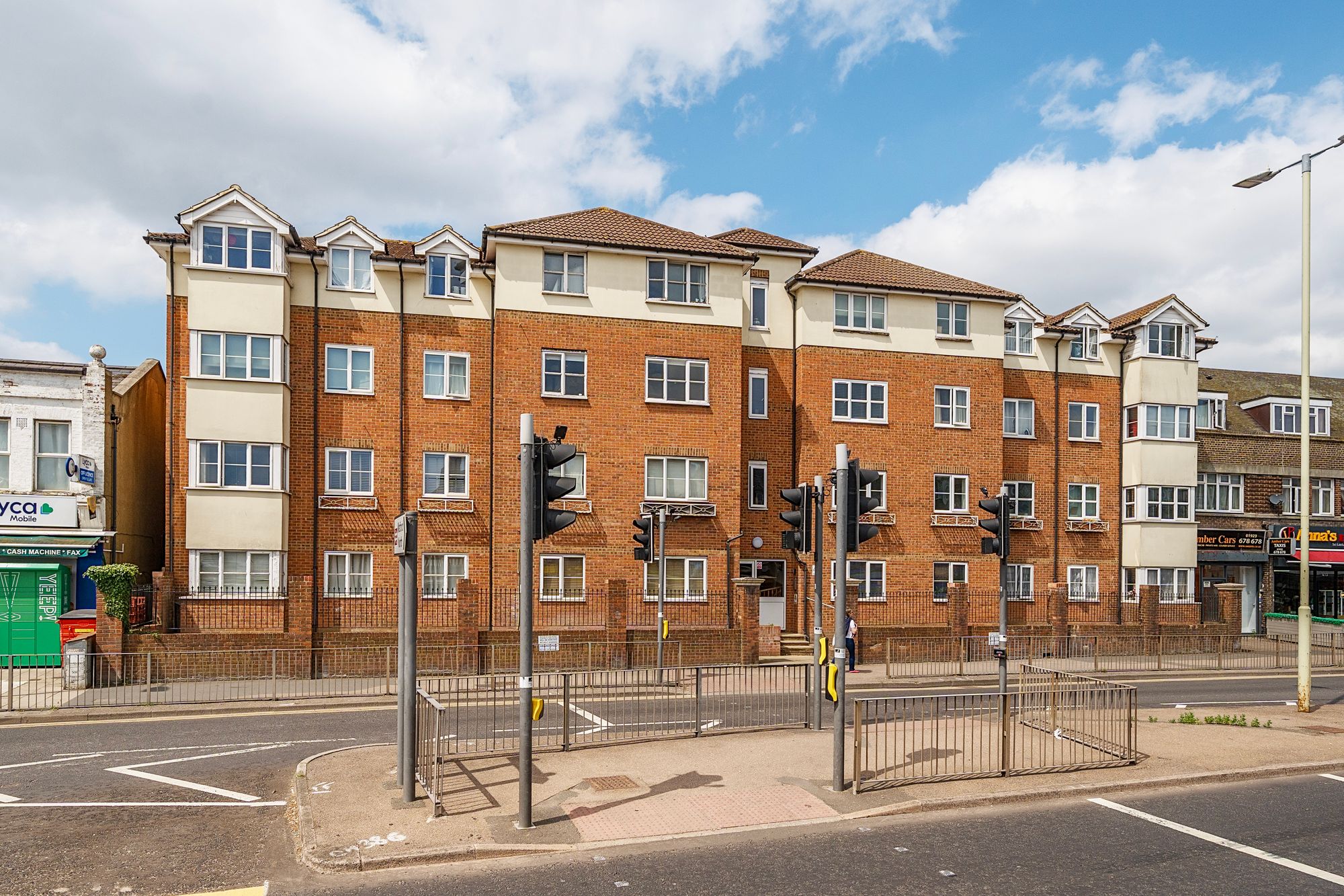 2 bedroom Flat For Sale