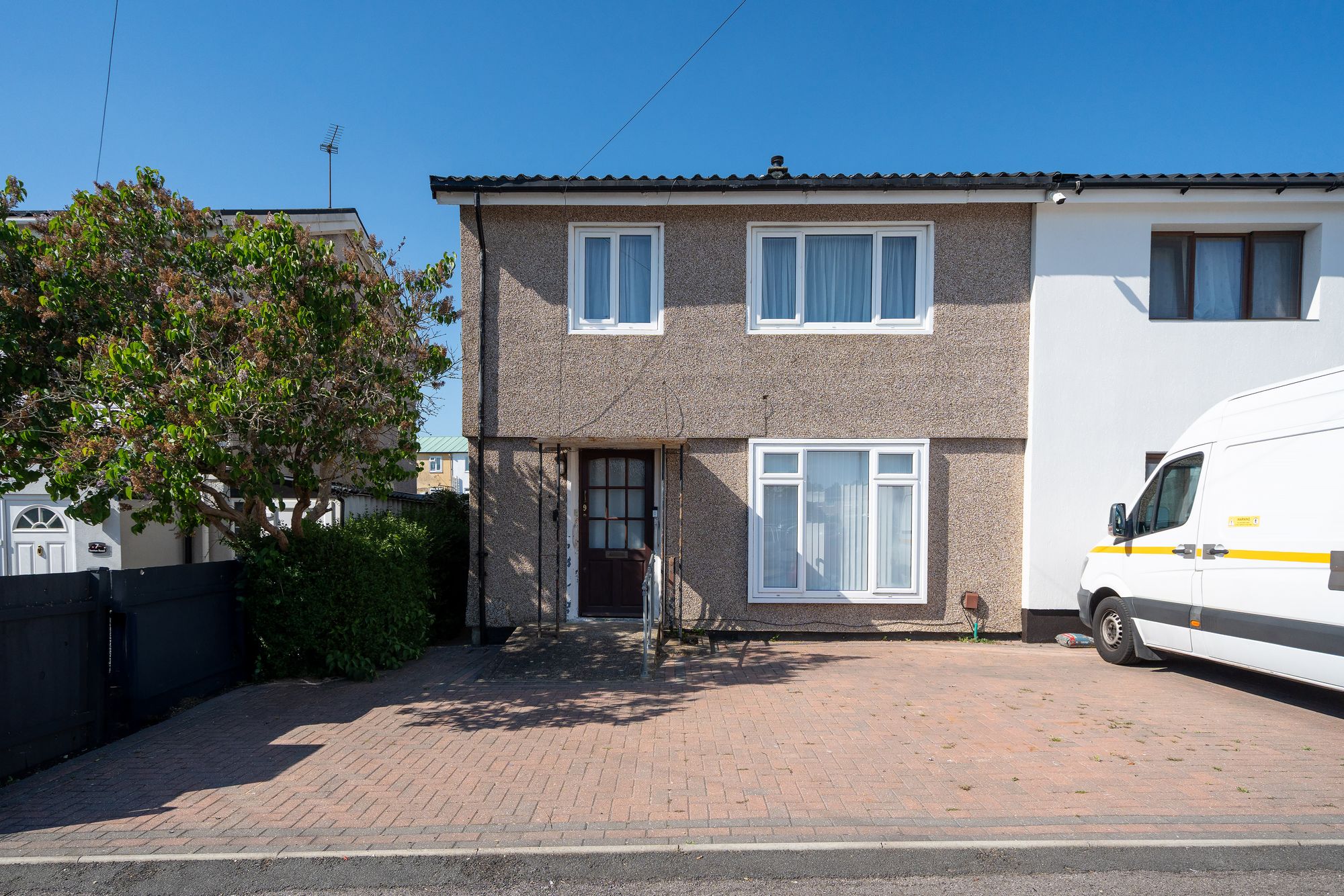 3 bedroom Semi-detached house Under Offer