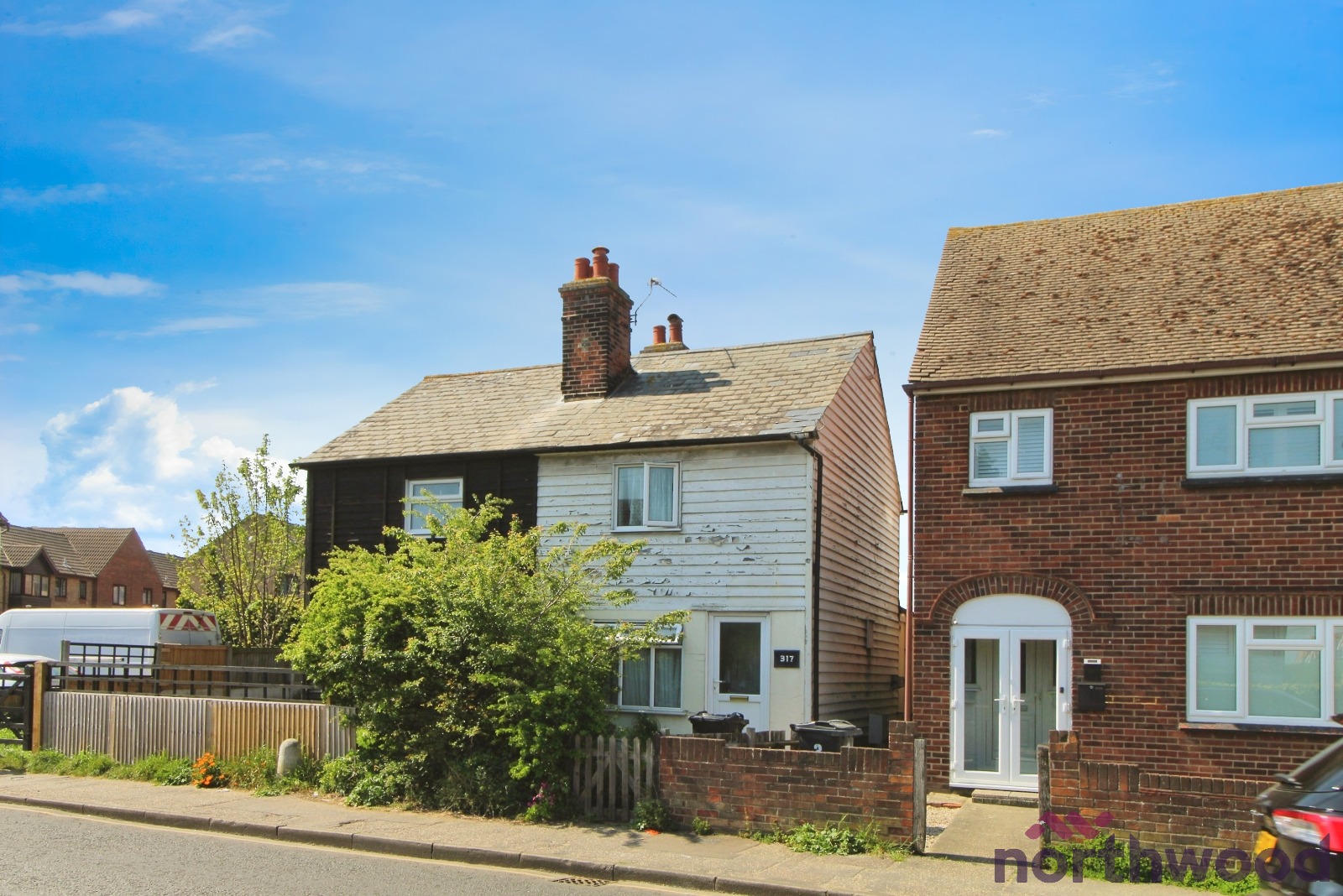 2 bedroom Semi-detached house Under Offer