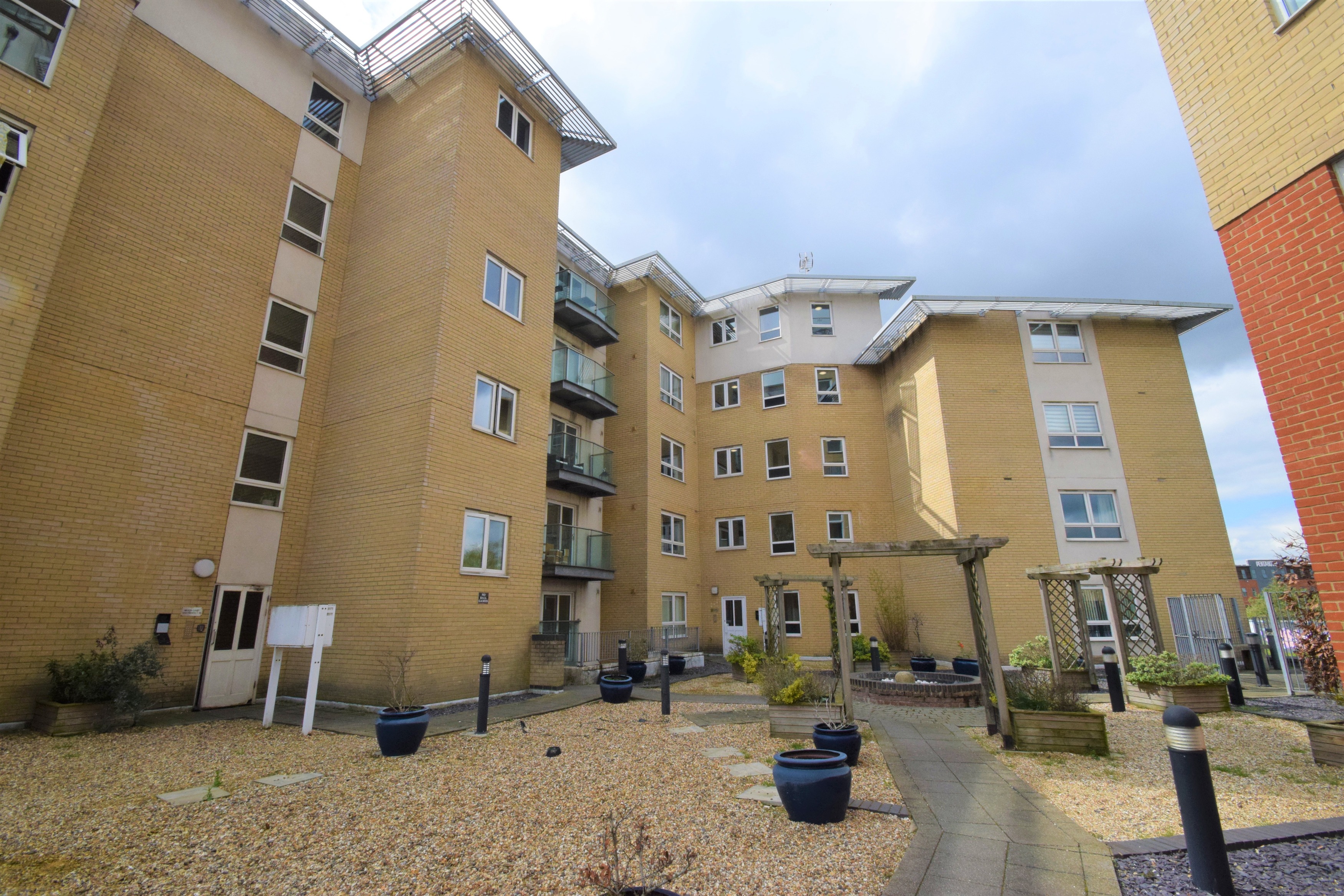 2 bedroom Flat For Sale