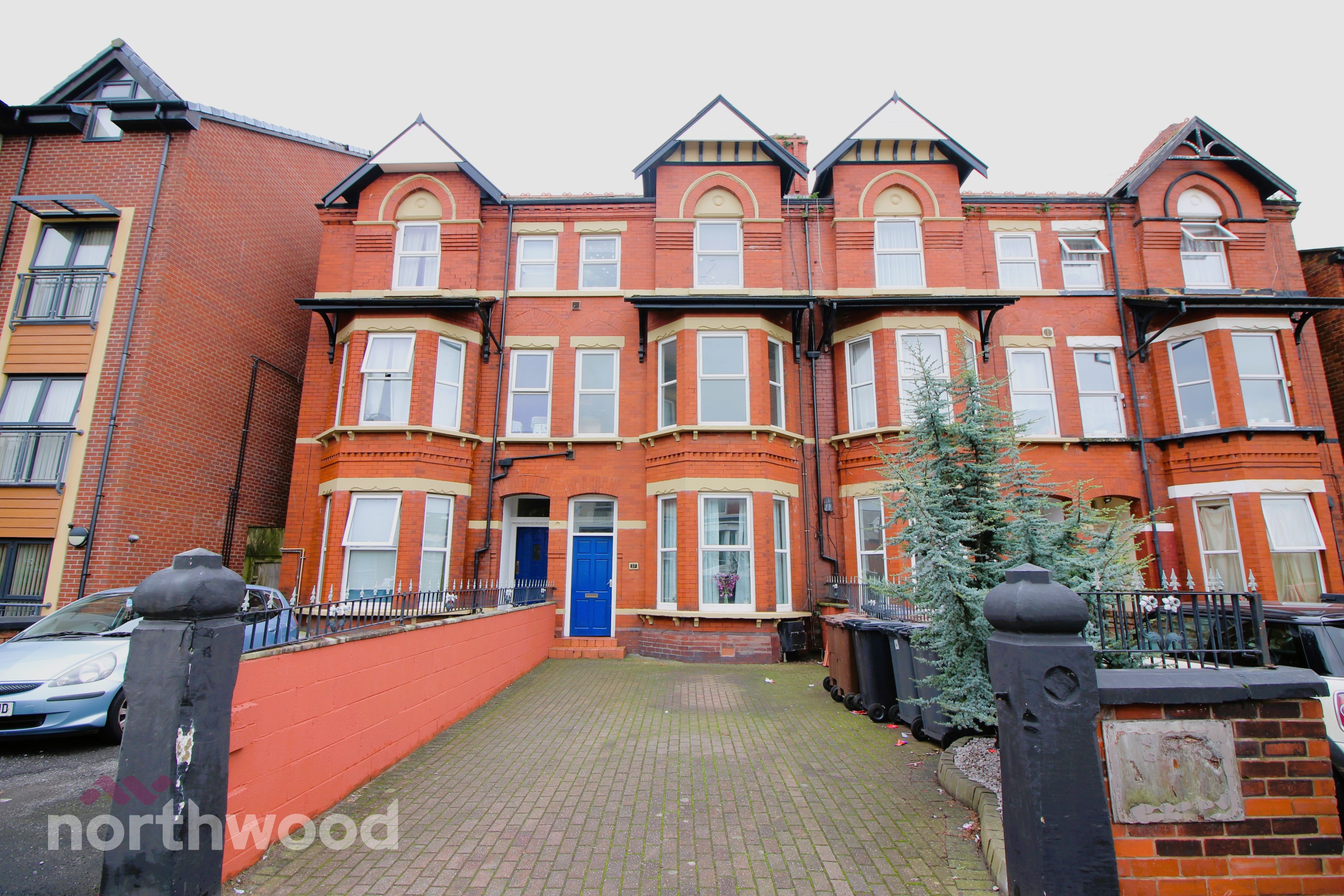 6 bedroom  For Sale