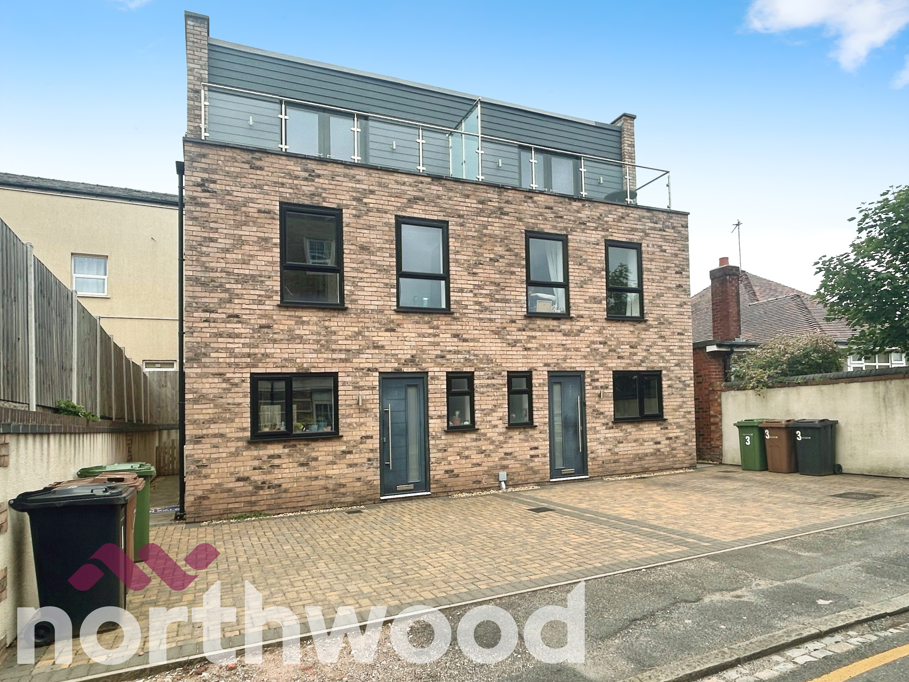4 bedroom Semi-detached house Under Offer