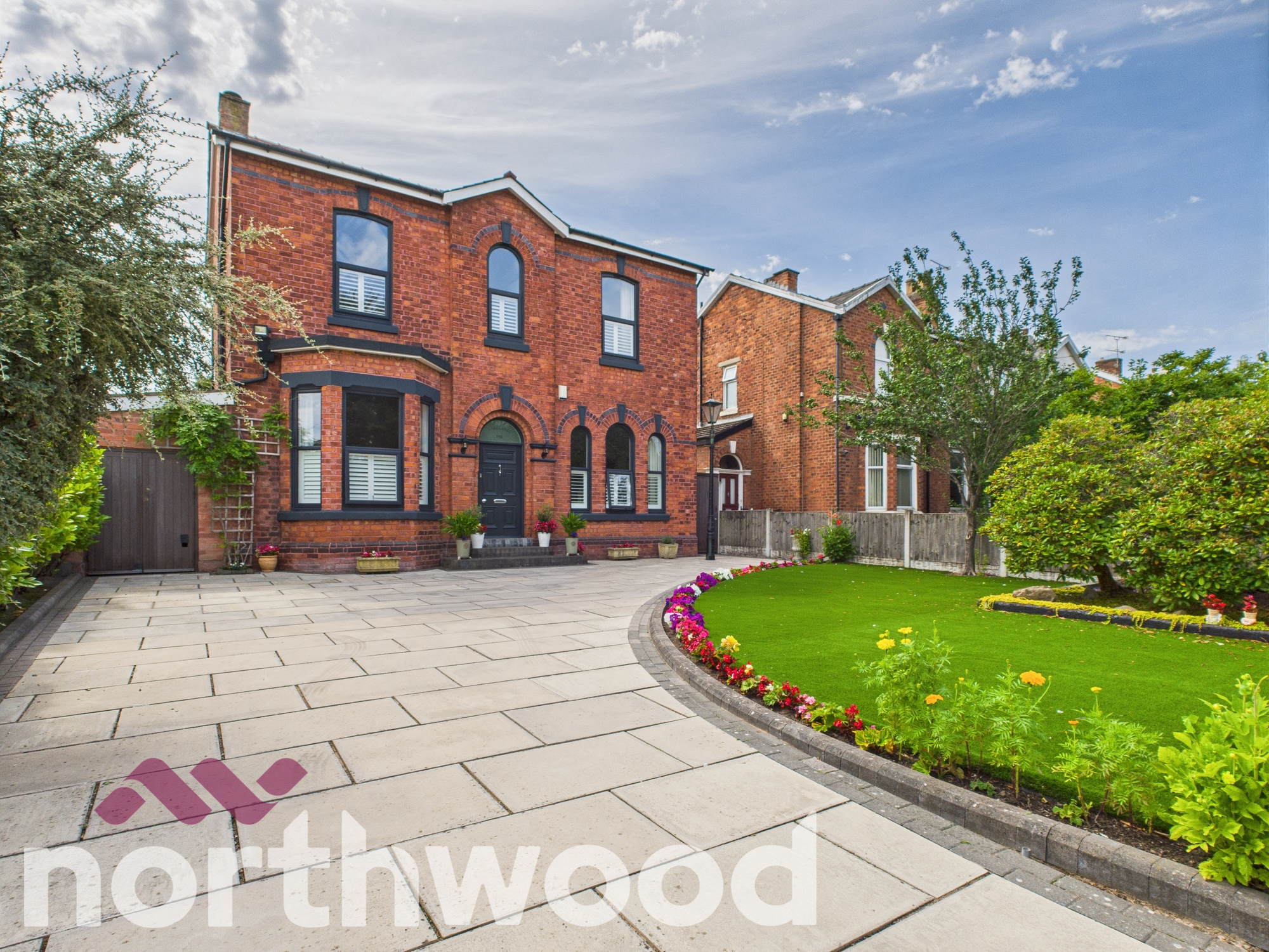 5 bedroom Detached house Under Offer