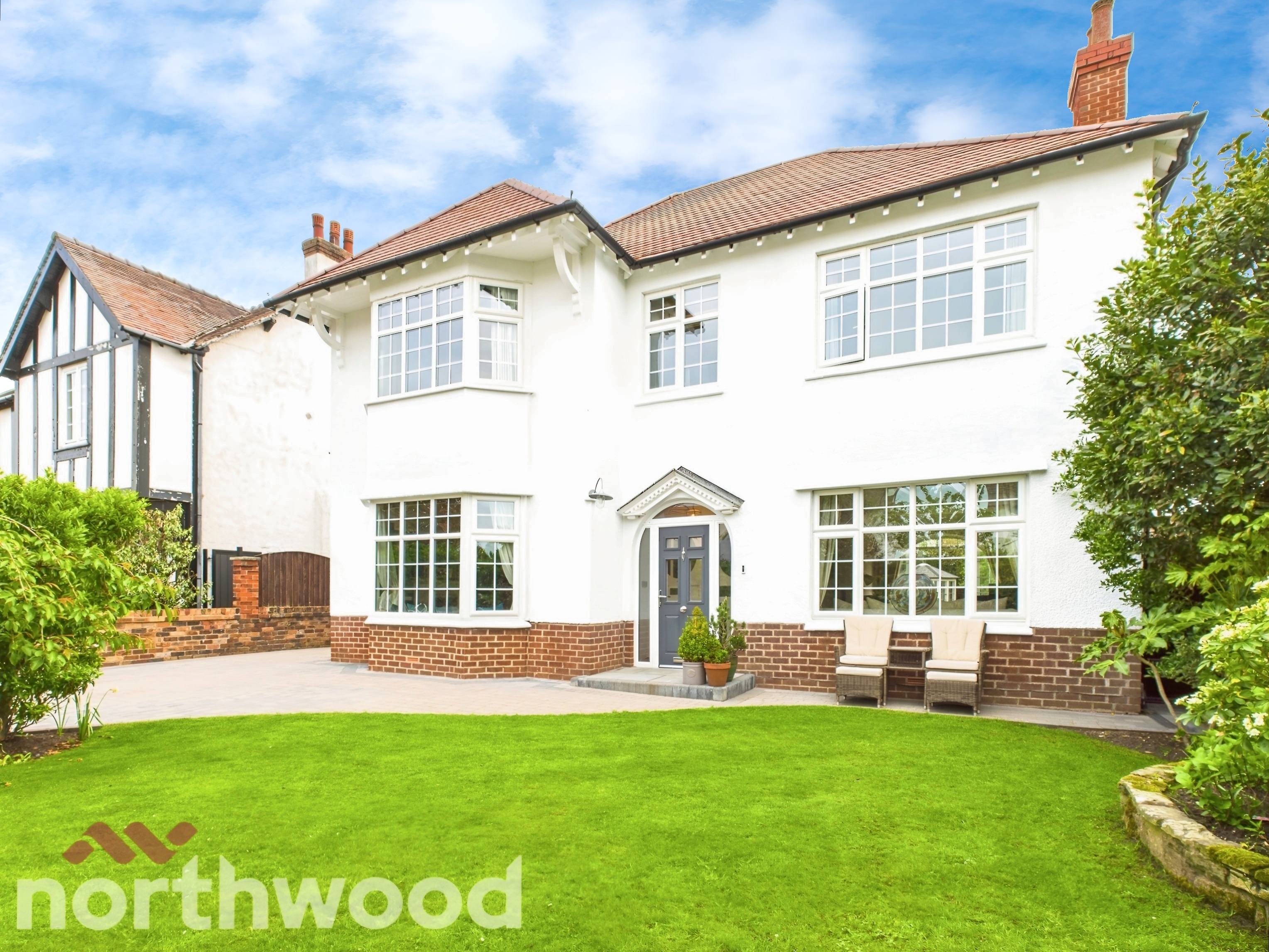 5 bedroom Detached house Under Offer