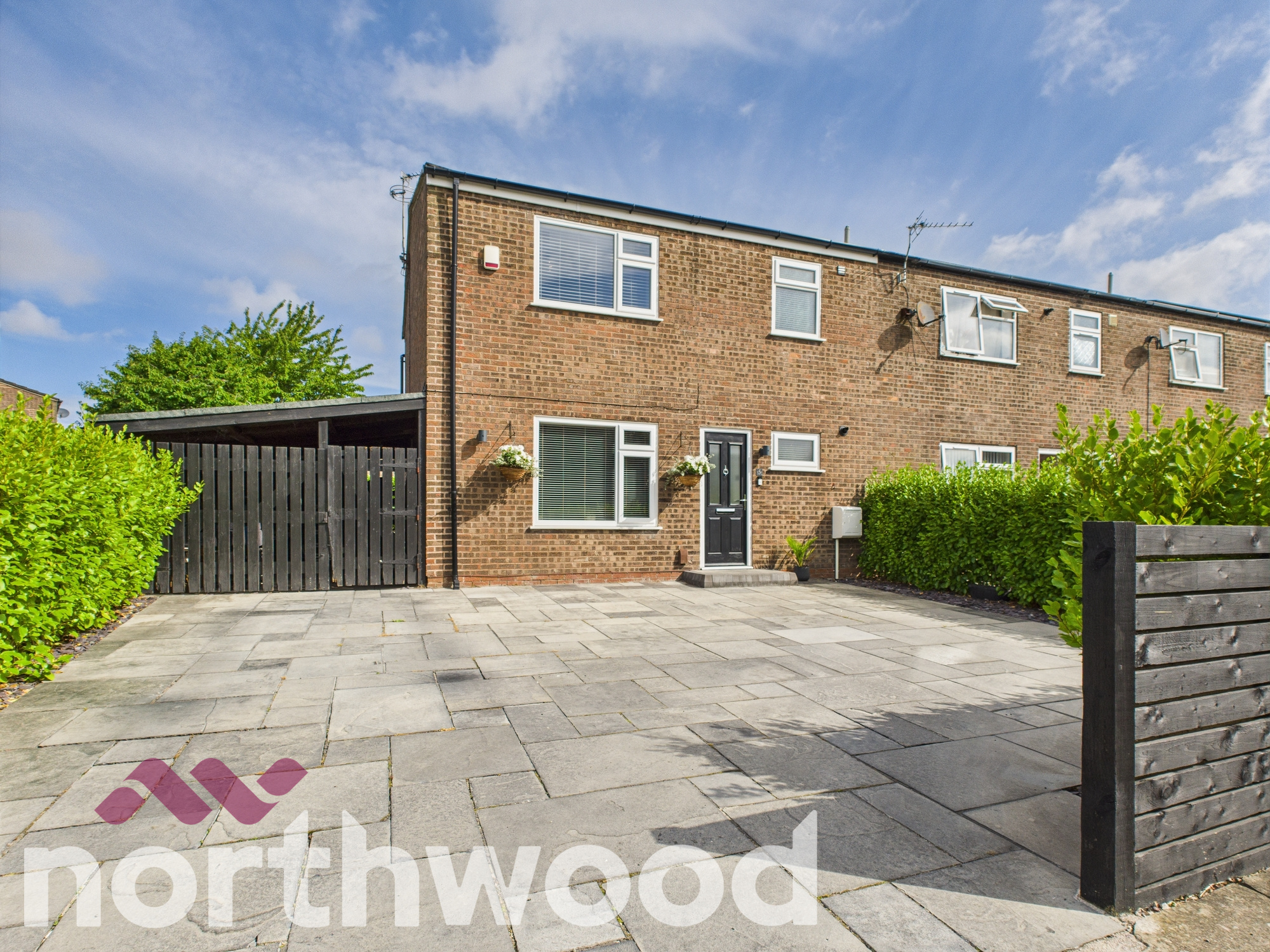 3 bedroom Semi-detached house Under Offer