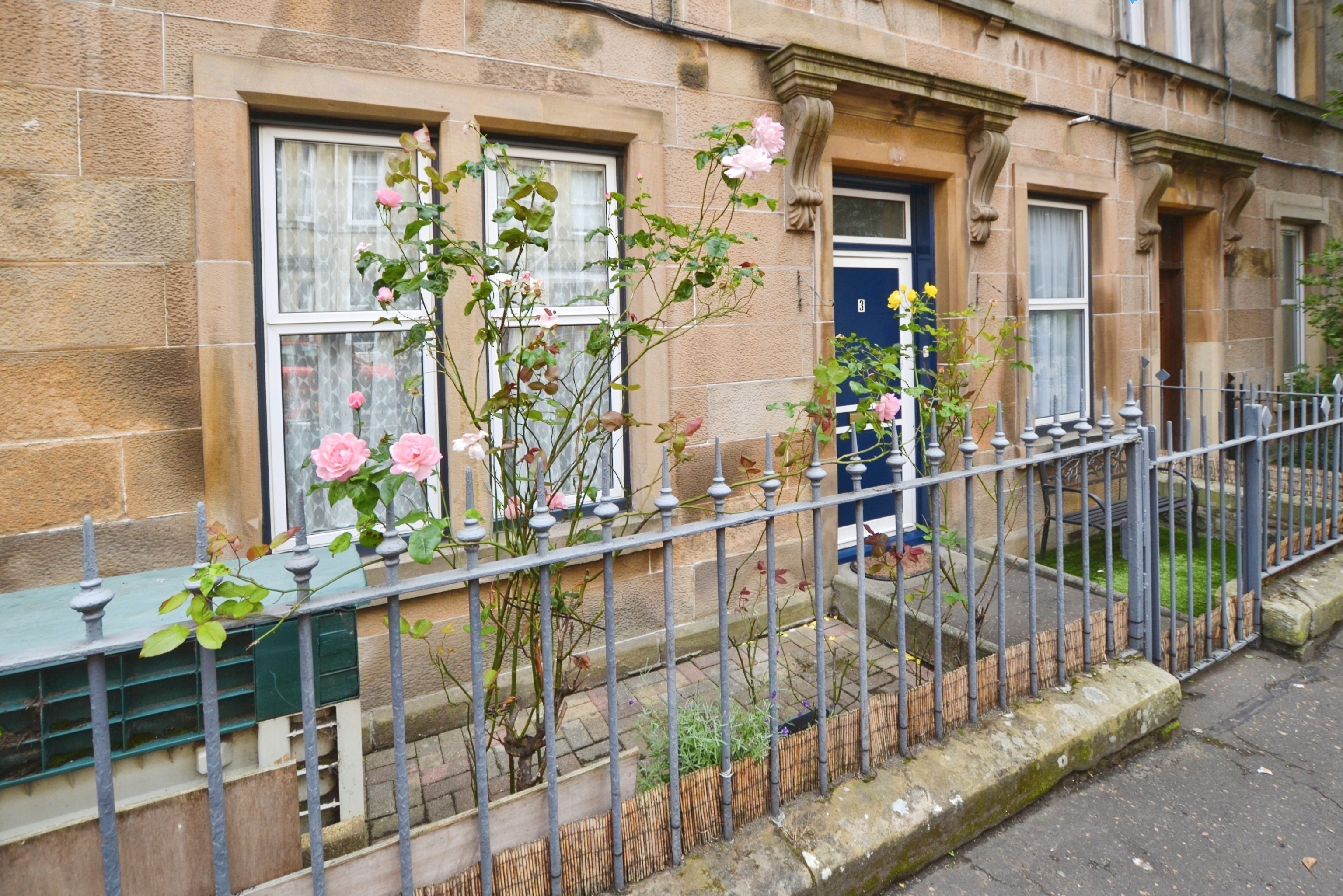 3 bedroom Flat To Let