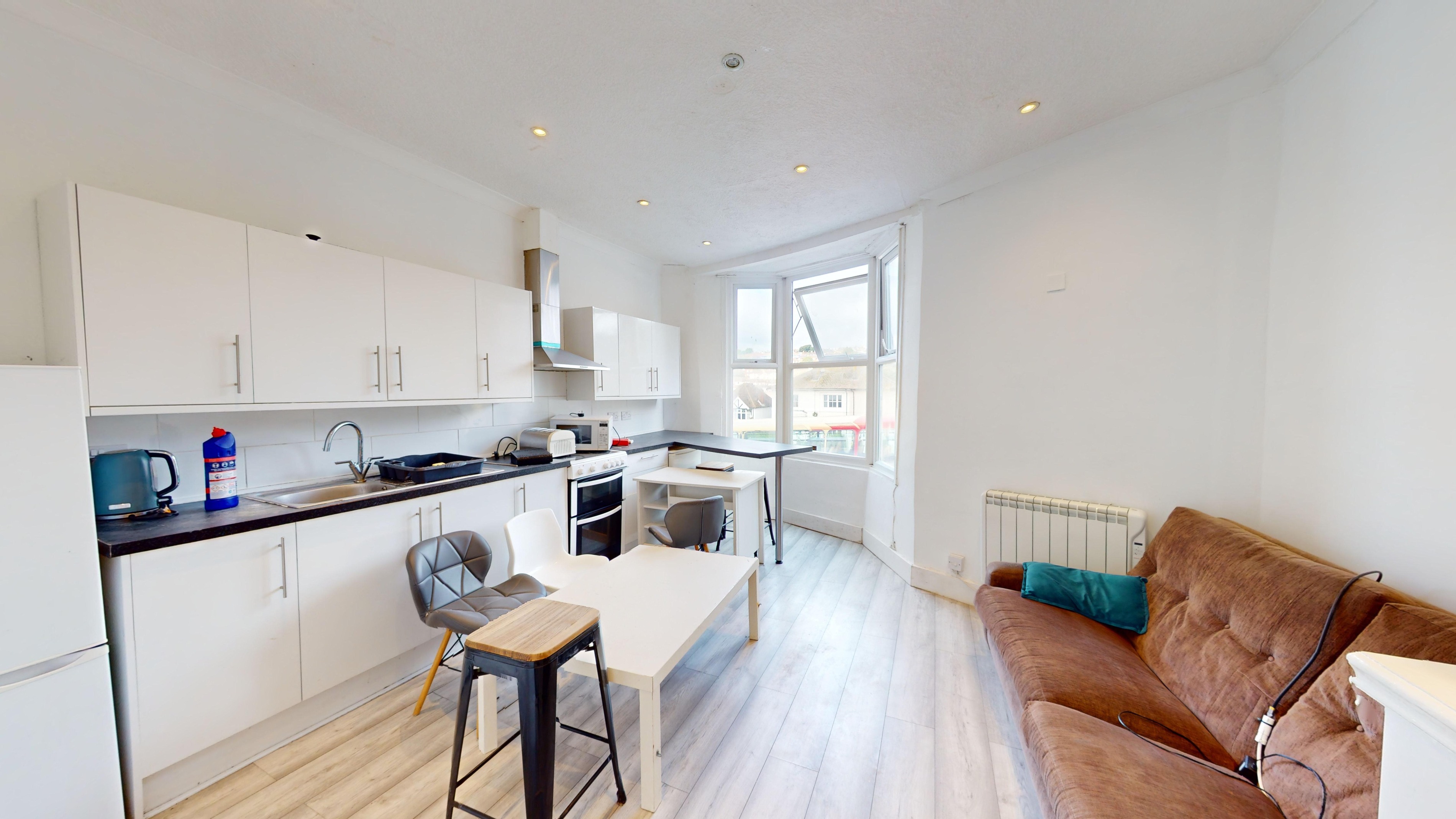 5 bedroom Flat To Let