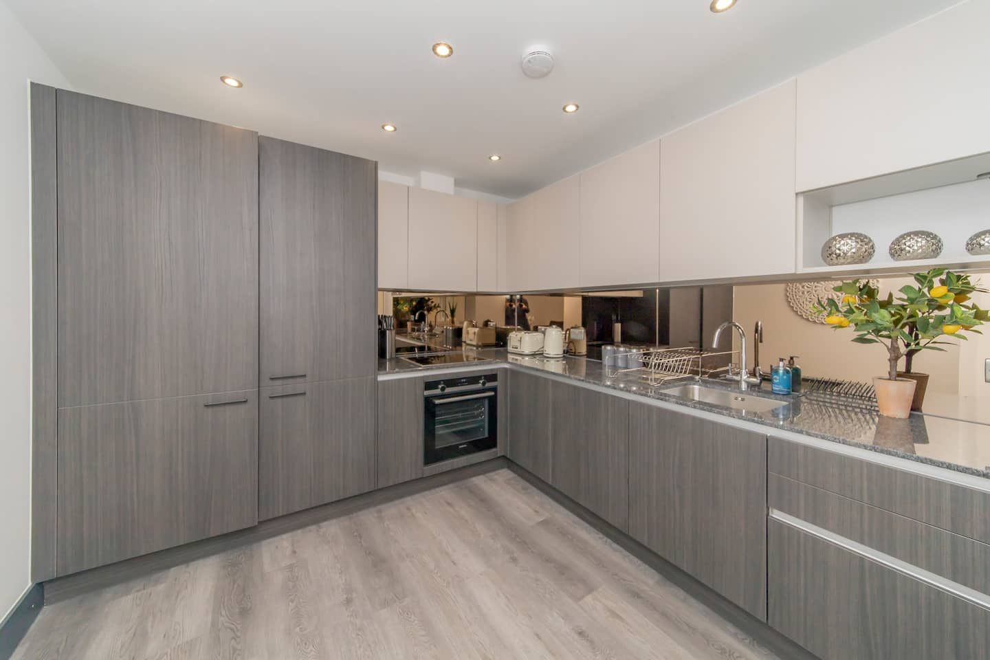 4 bedroom Flat To Let