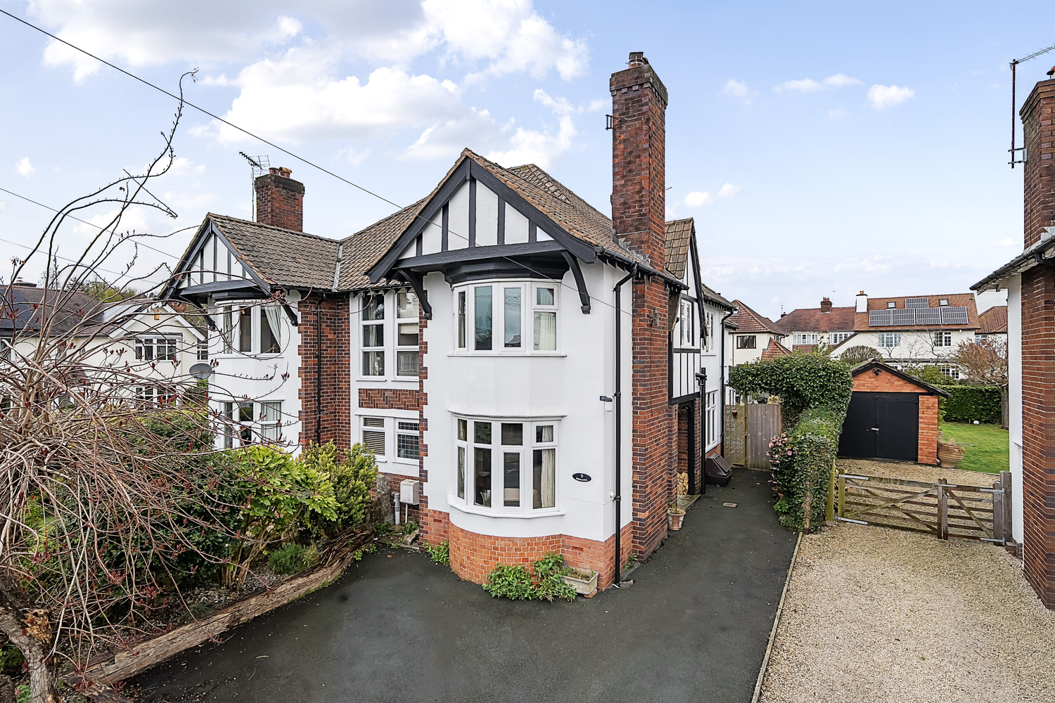 3 bedroom Semi-detached house Under Offer