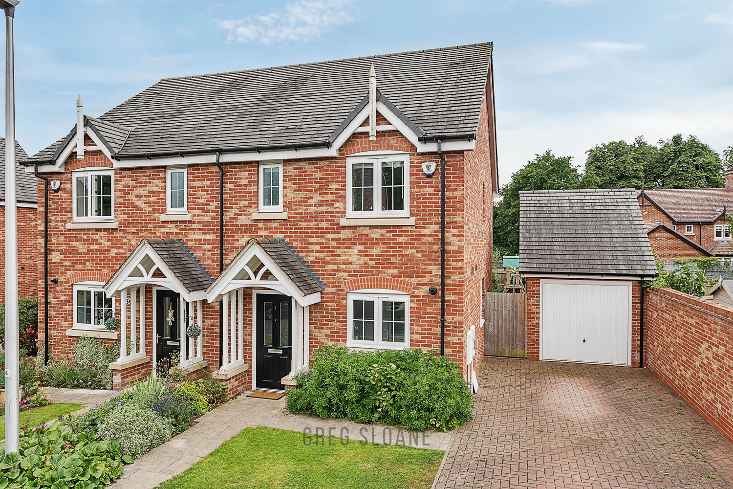 3 bedroom Semi-detached house Under Offer