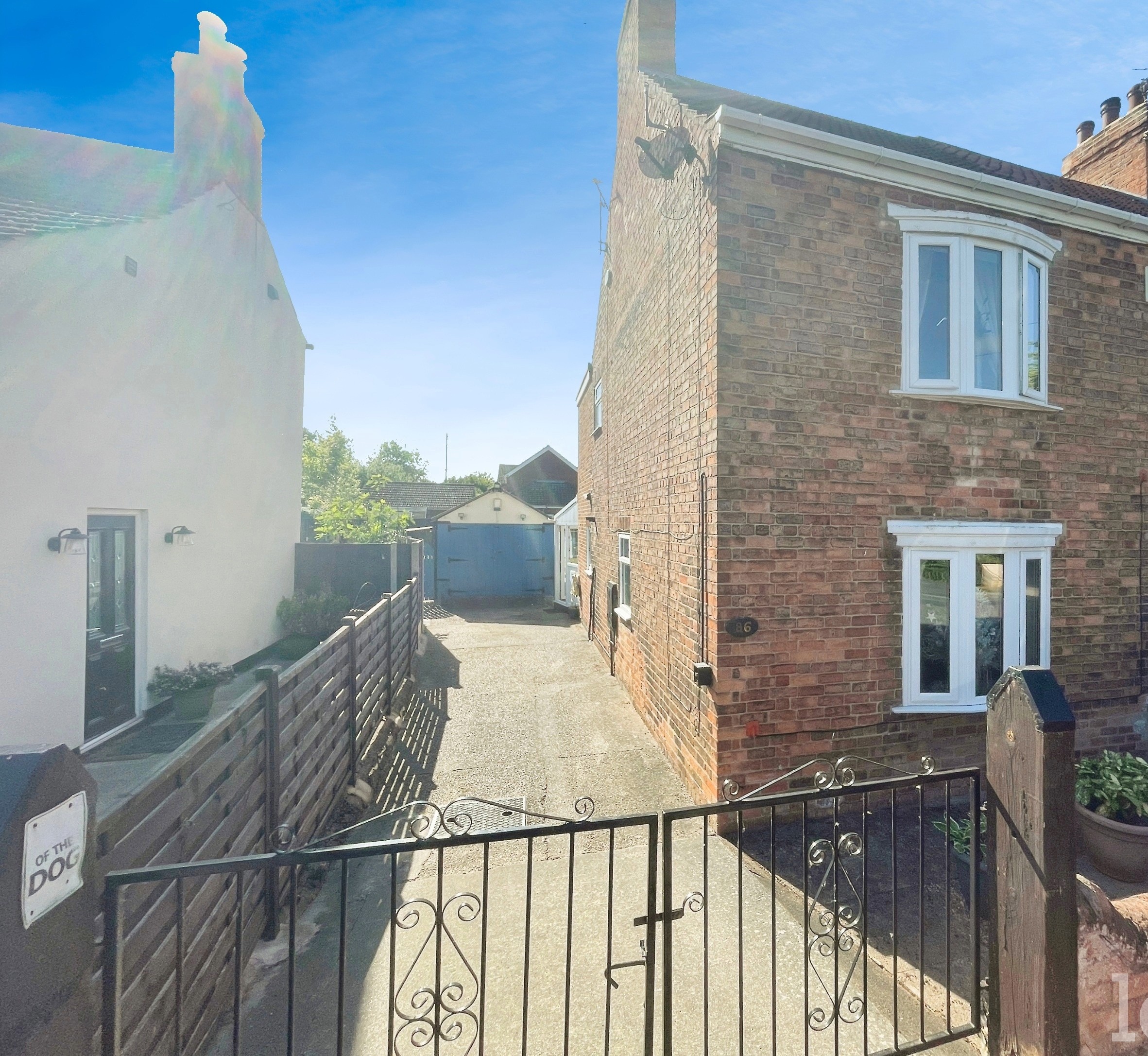 3 bedroom Semi-detached house Under Offer