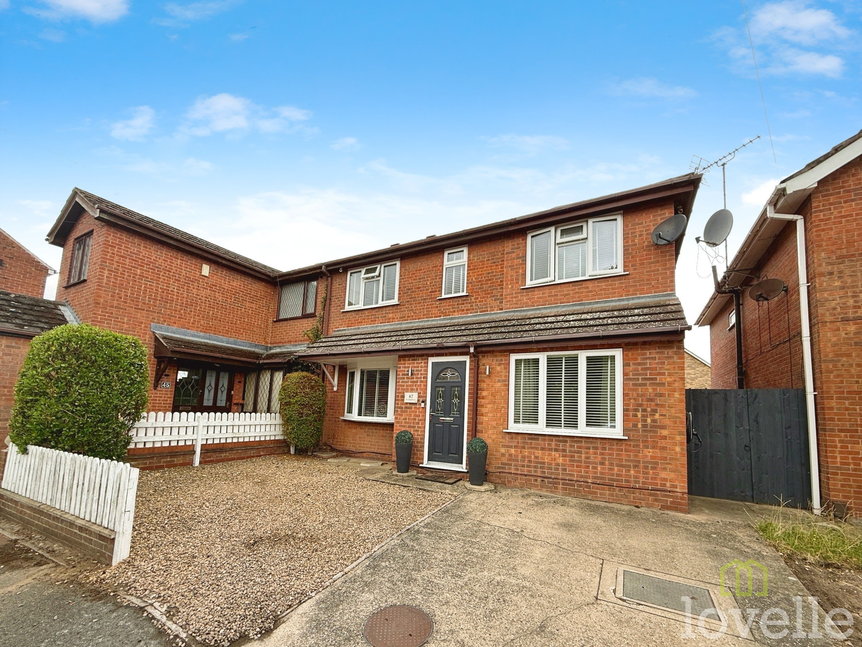 5 bedroom Semi-detached house Under Offer
