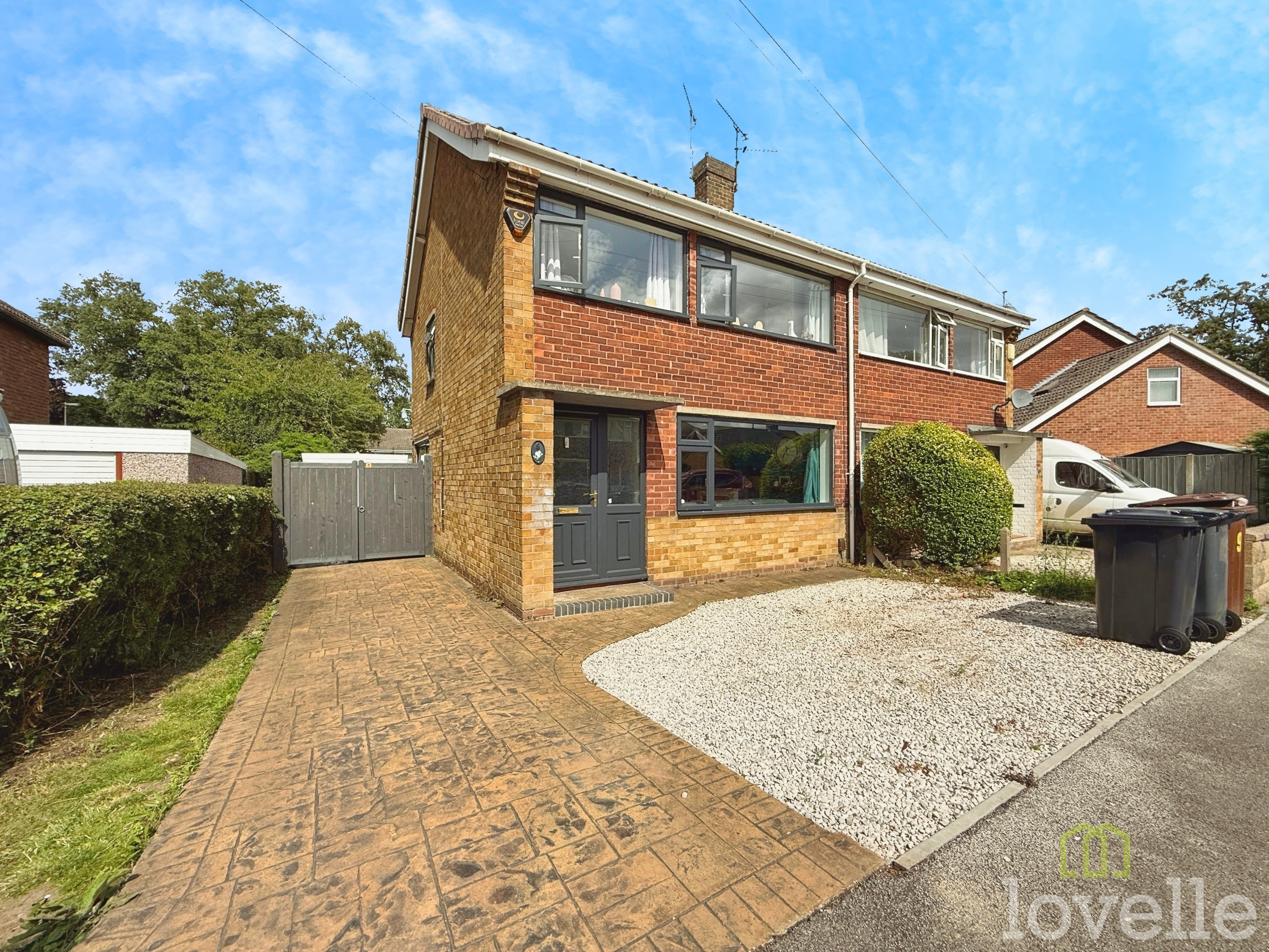 3 bedroom Semi-detached house Under Offer