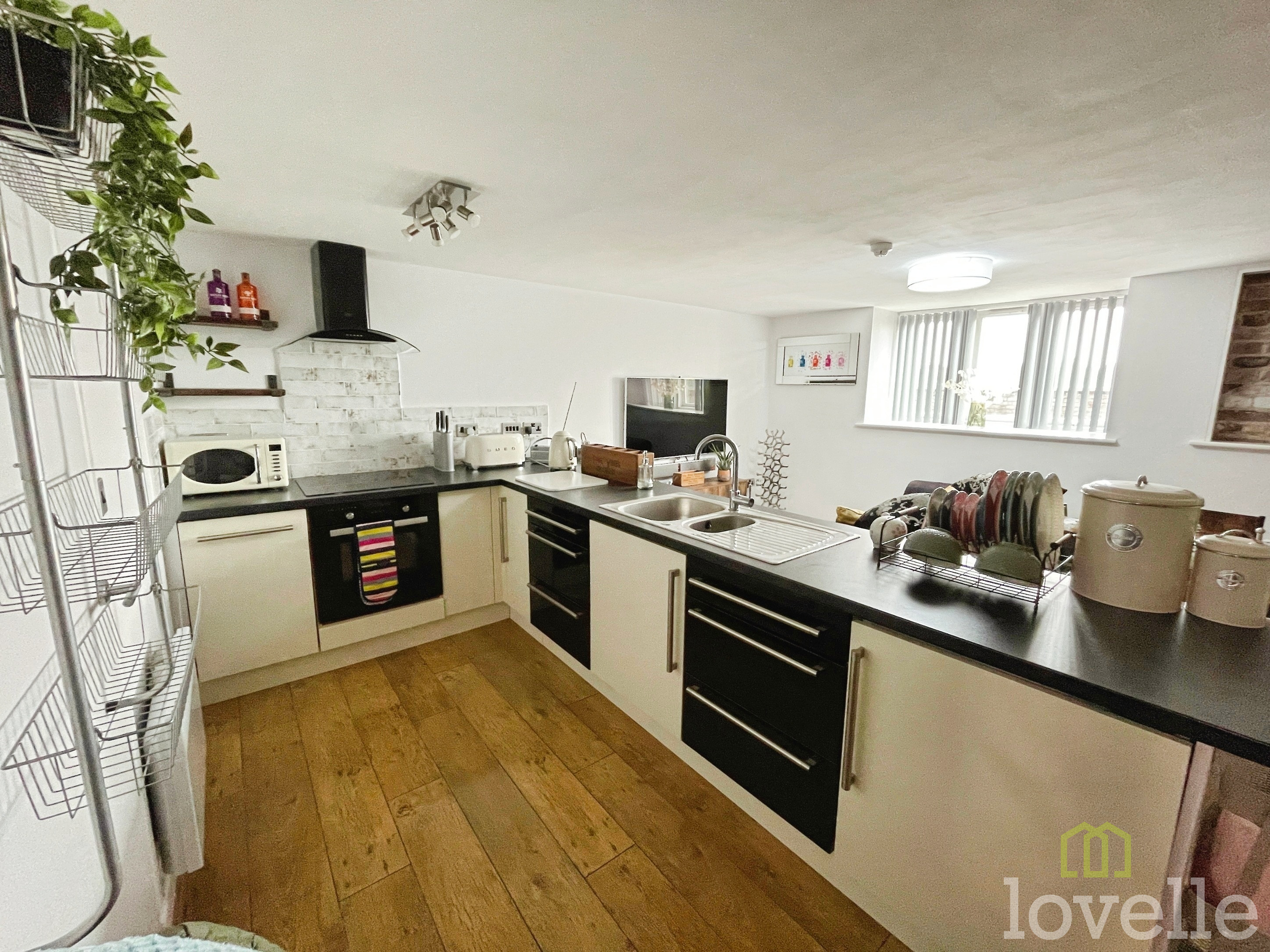 2 bedroom Flat To Let